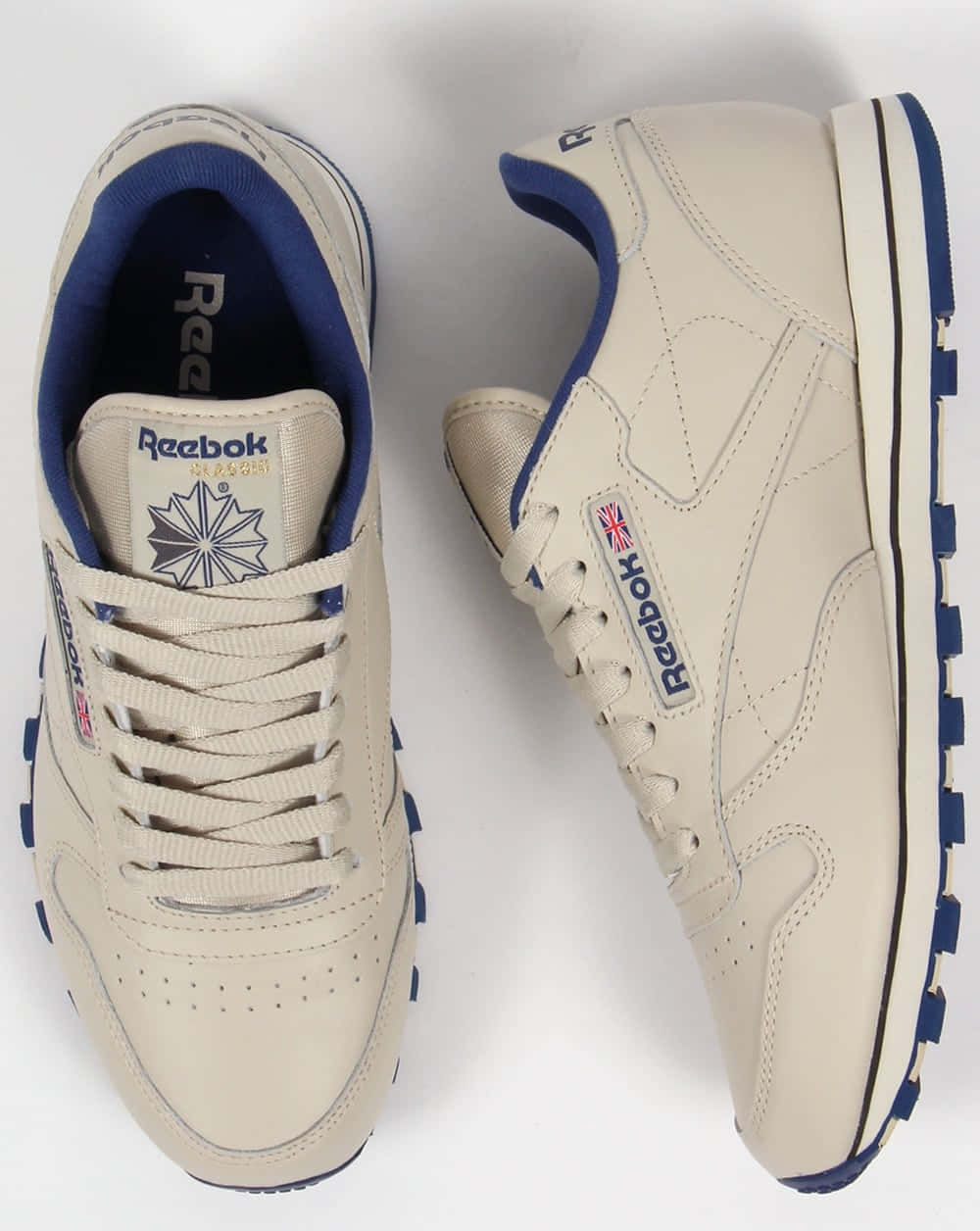 以Reebok煥然一新 壁紙 — 一對米色 Reebok Classic 運動鞋，帶有藍色點綴，從頂部和側面展示在純白色背景上。