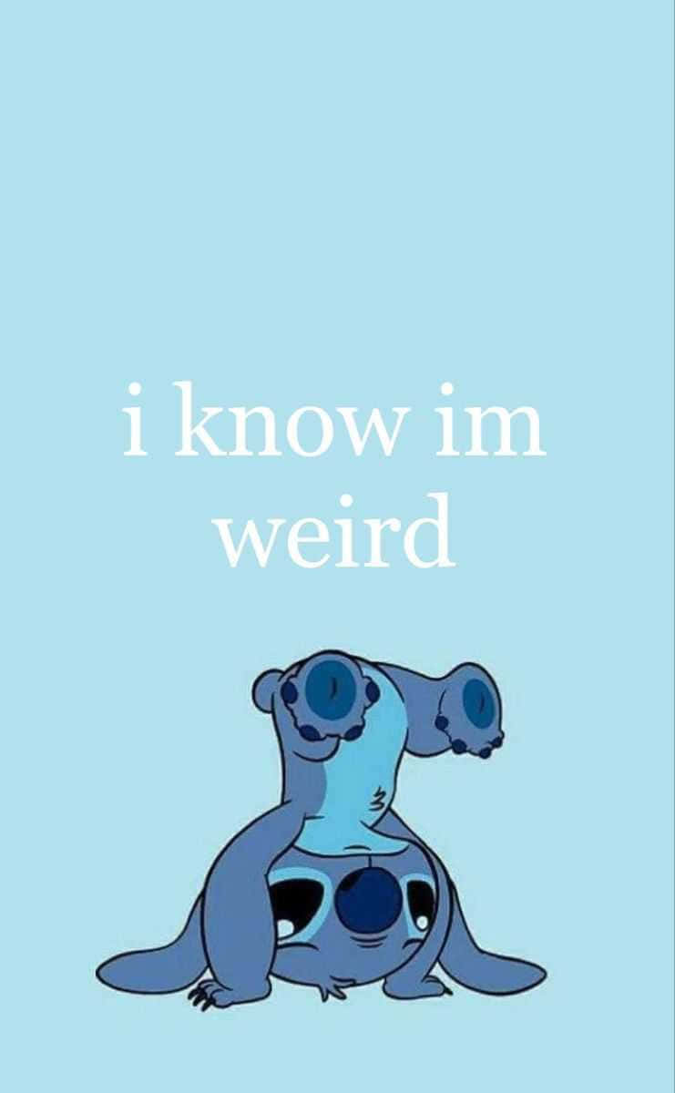 藍色卡通外星人，有大眼睛，蜷縮坐着，帶有文字 i know im weird。