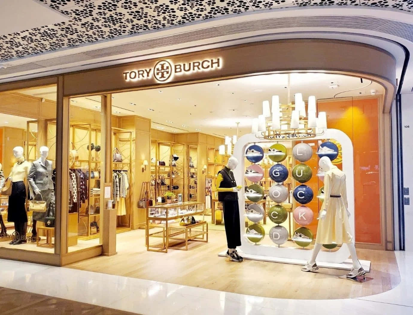 Tory Burch商店，內部有人體模型同色彩繽紛嘅鞋展示。