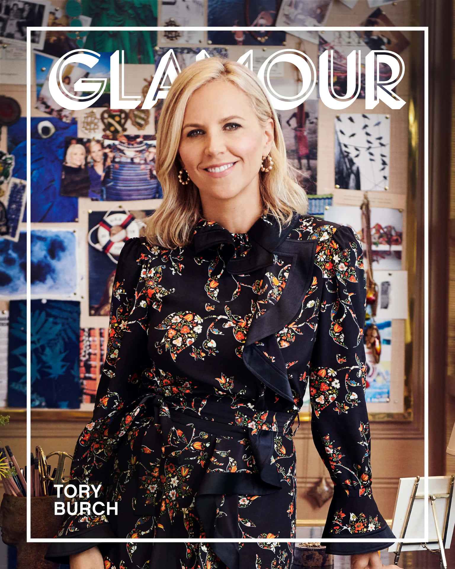 Tory Burch 身穿花卉連衣裙，在拼貼背景的 Glamour 雜誌封面上微笑。