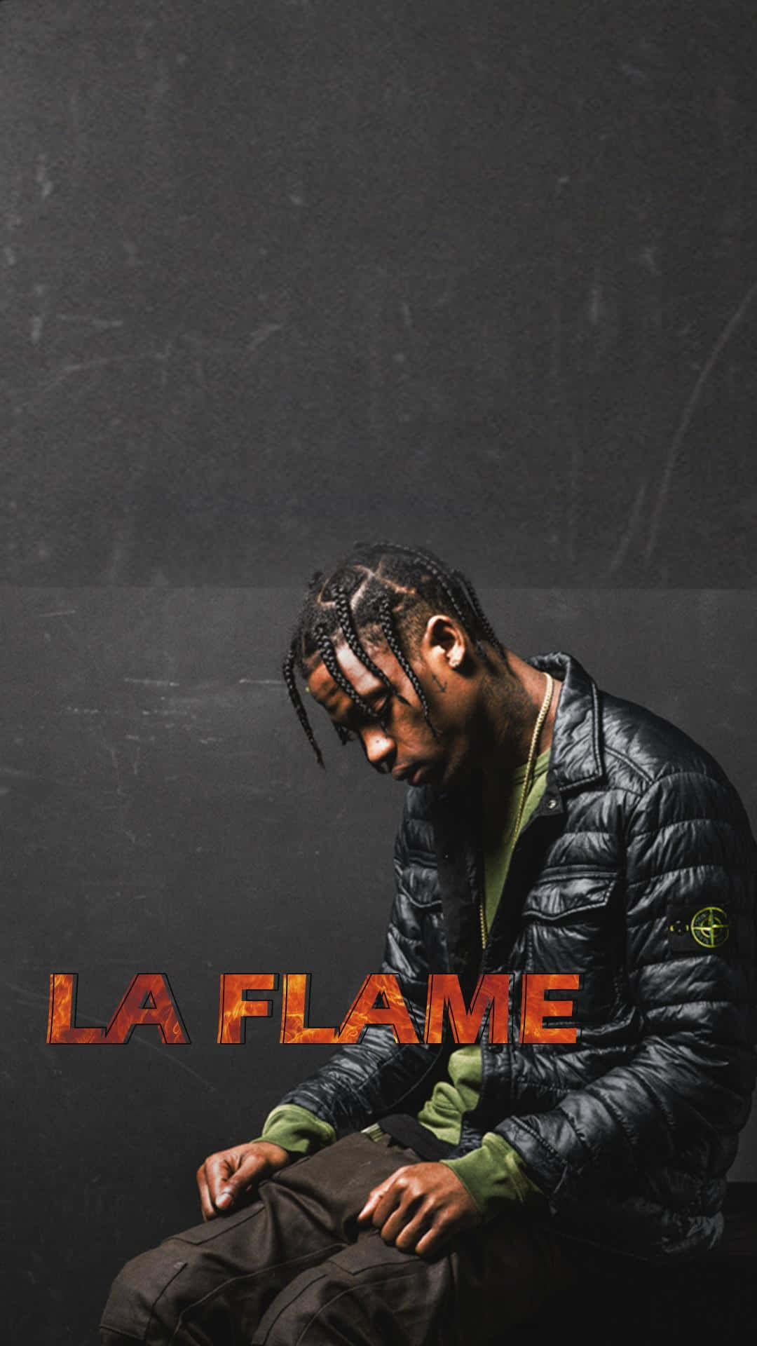 黑色羽絨外套男坐在深色牆壁前，牆上有火焰般的LA FLAME文字。