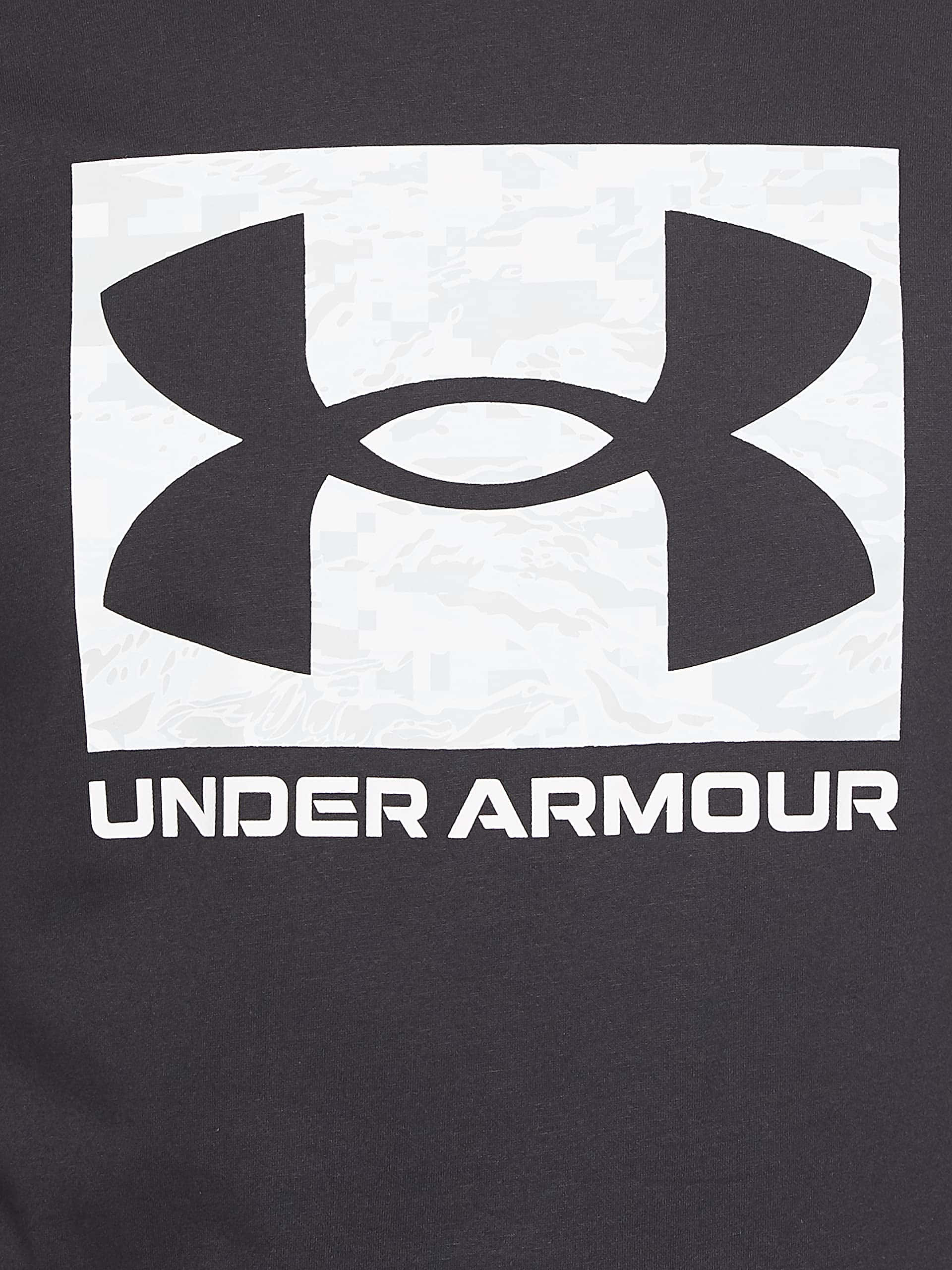 以Under Armour釋放你的潛能 壁紙 — 深灰色T恤特寫，白色紋理正方形上有粗體黑色Under Armour標誌，下方有品牌名稱。