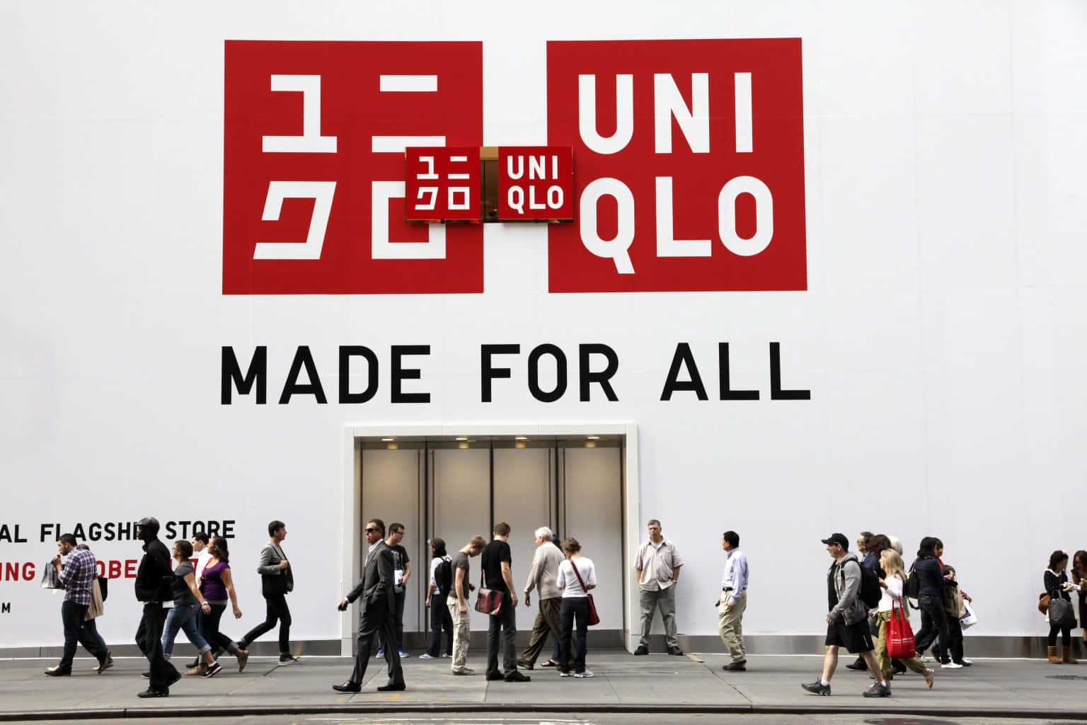 人群走過一間帶有大型招牌的Uniqlo零售店。