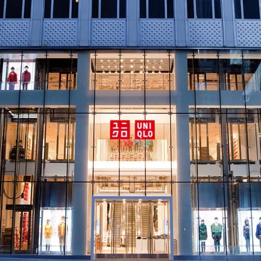 夜晚的Uniqlo店舖正面，發光的窗戶和人體模型。