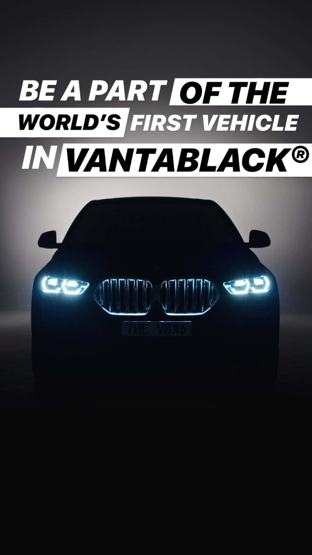 採用Vantablack塗裝的BMW汽車，配有閃耀的車頭燈和粗體文字疊加。