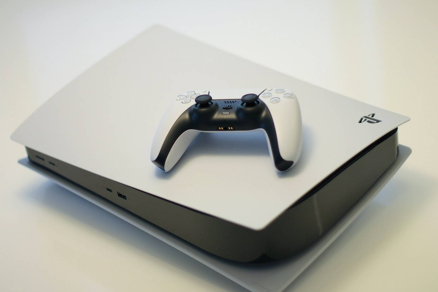 PlayStation 5 主機連控制器放在白色表面上