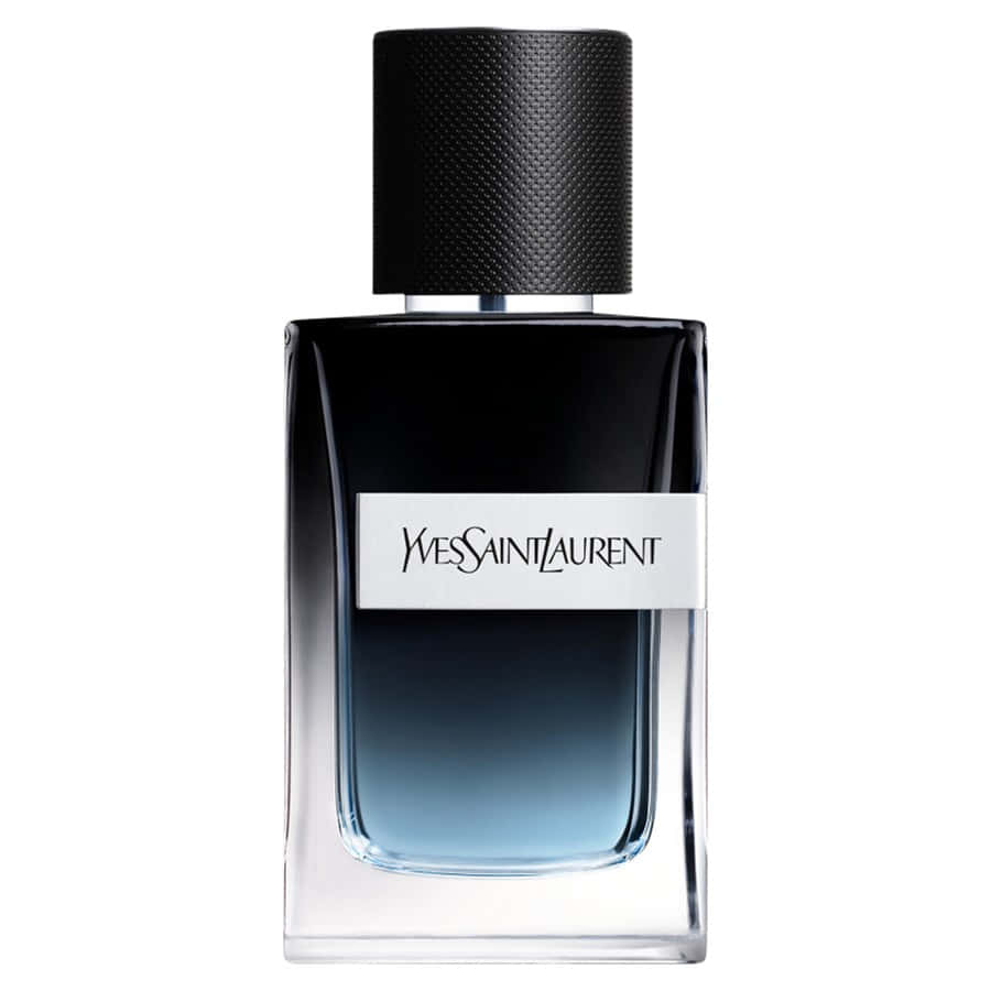 以YSL展現大膽美麗風采 壁紙 — 一個時尚的 Yves Saint Laurent 香水瓶，帶有黑色紋理瓶蓋和漸變藍色液體，背景為純白色。