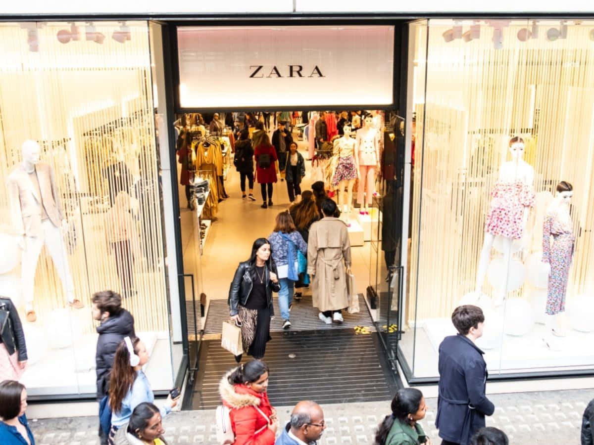 購物者進出Zara服裝店，櫥窗內有人體模型展示。