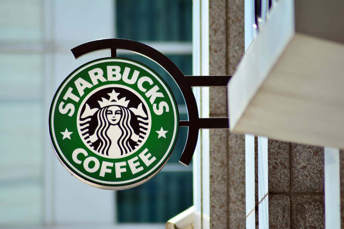 現代建築外牆上的星巴克咖啡店招牌。