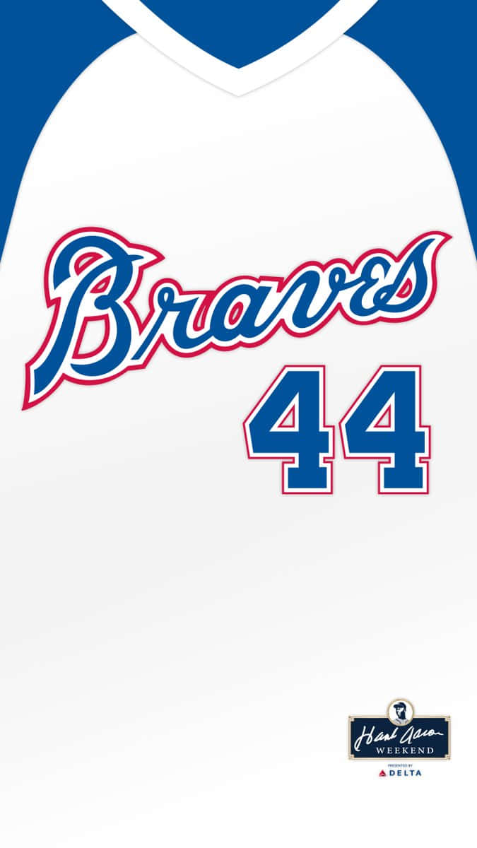 白色棒球衫，帶有藍色和紅色的Braves標誌及44號碼。