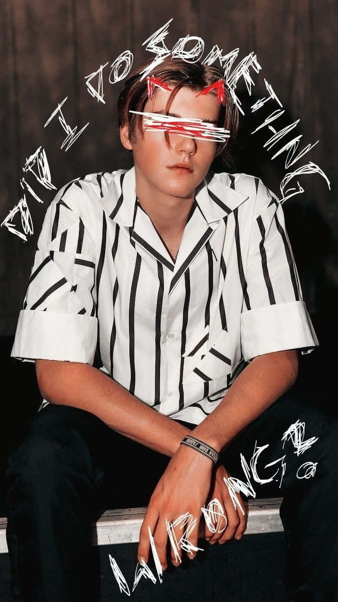 穿著條紋襯衫的年輕男子，眼睛被塗鴉遮蓋，周圍有塗鴉文字。
