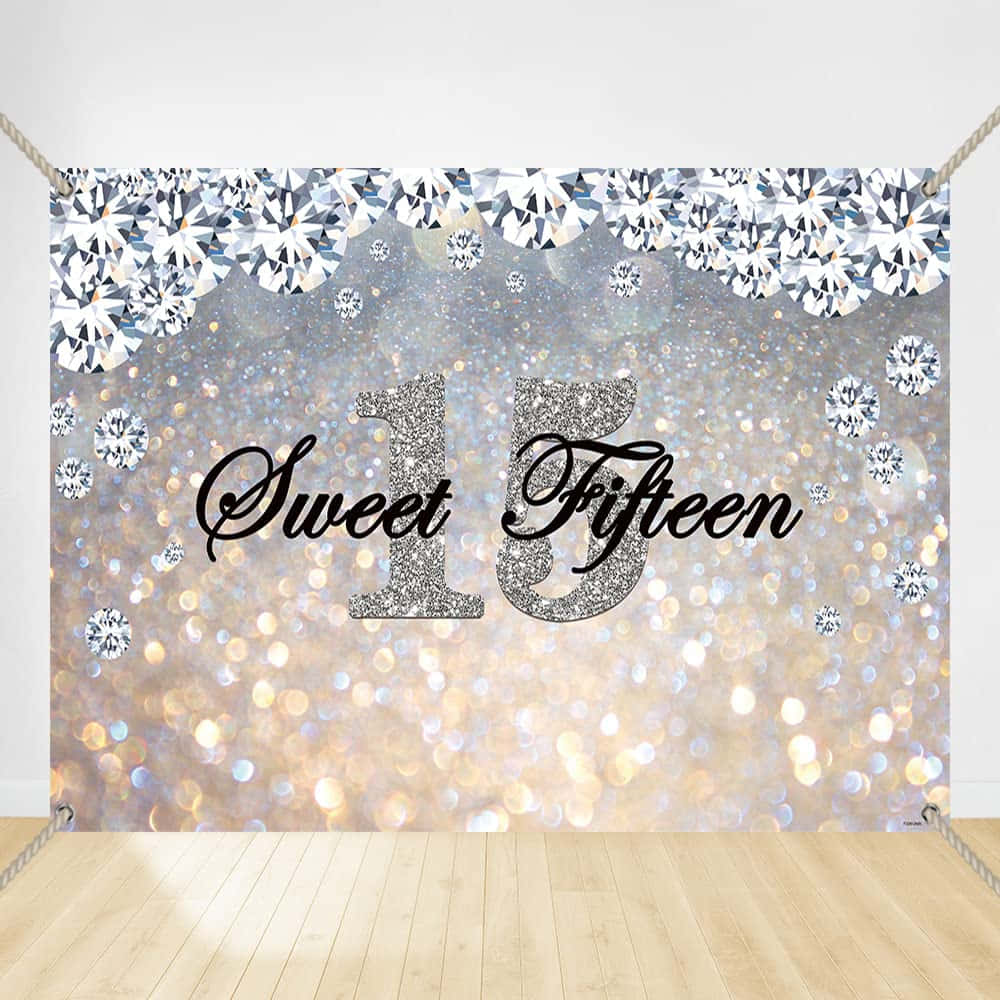 以優雅粉白背景慶祝您的十五歲成人禮 壁紙 — 閃爍的銀色背景，帶有大型鑽石圖案和「Sweet Fifteen」文字，用於里程碑慶祝。