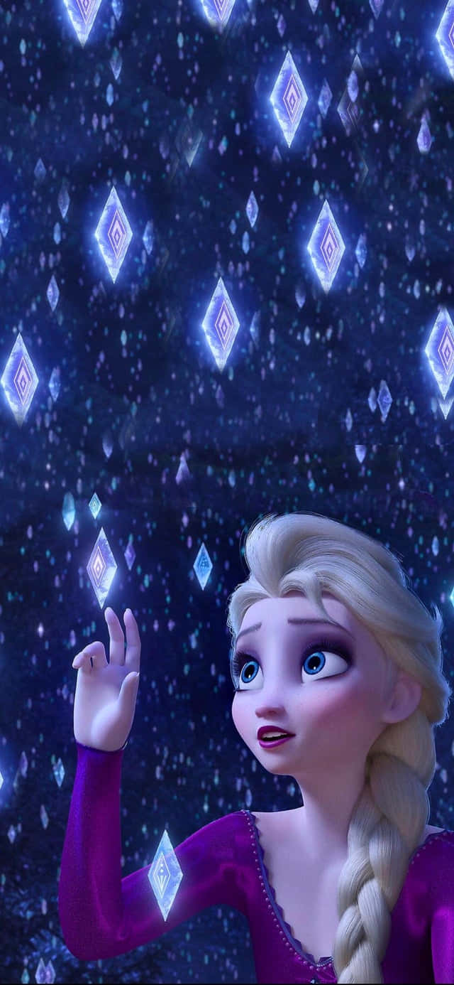 《魔雪奇緣》的愛莎在繁星點點的夜空創造出發光的冰鑽石。