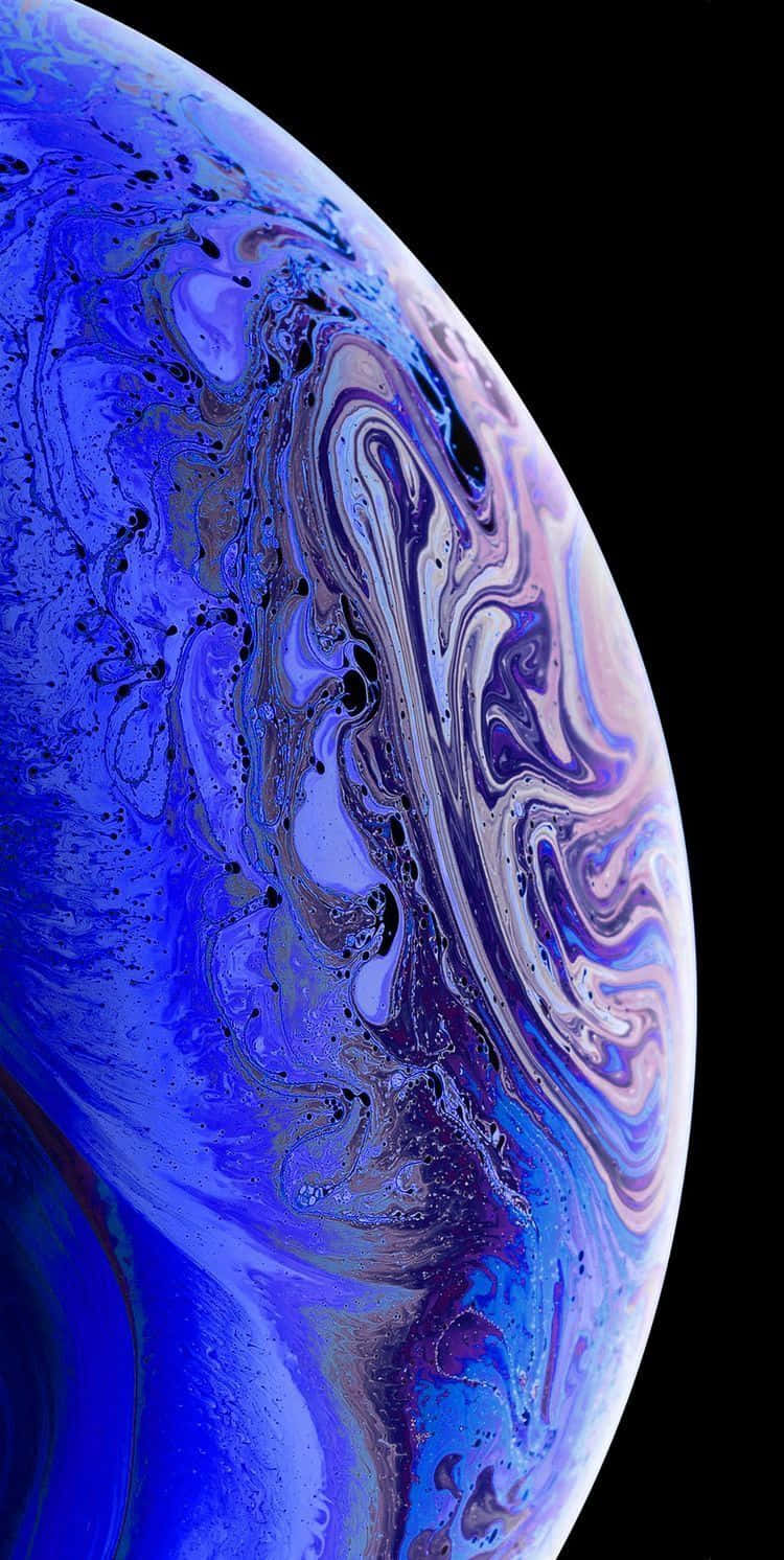 一個漂浮在太空中的藍色和紫色大理石紋宇宙球體。