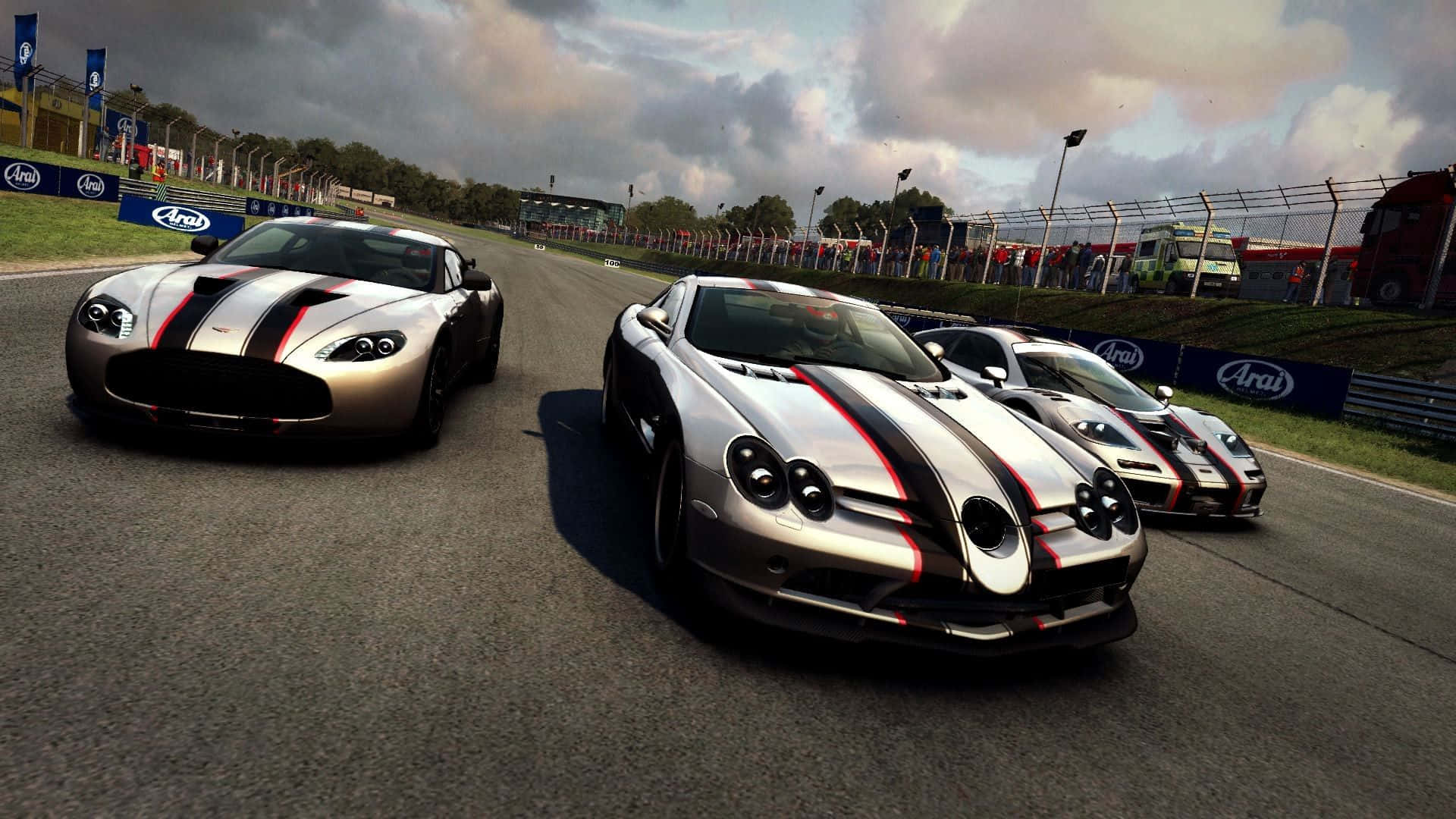 以全高清畫質駕馭Grid Autosport 壁紙 — 三輛帶有黑色和紅色條紋的銀色跑車在潮濕的瀝青賽道上緊密比賽，天空多雲。