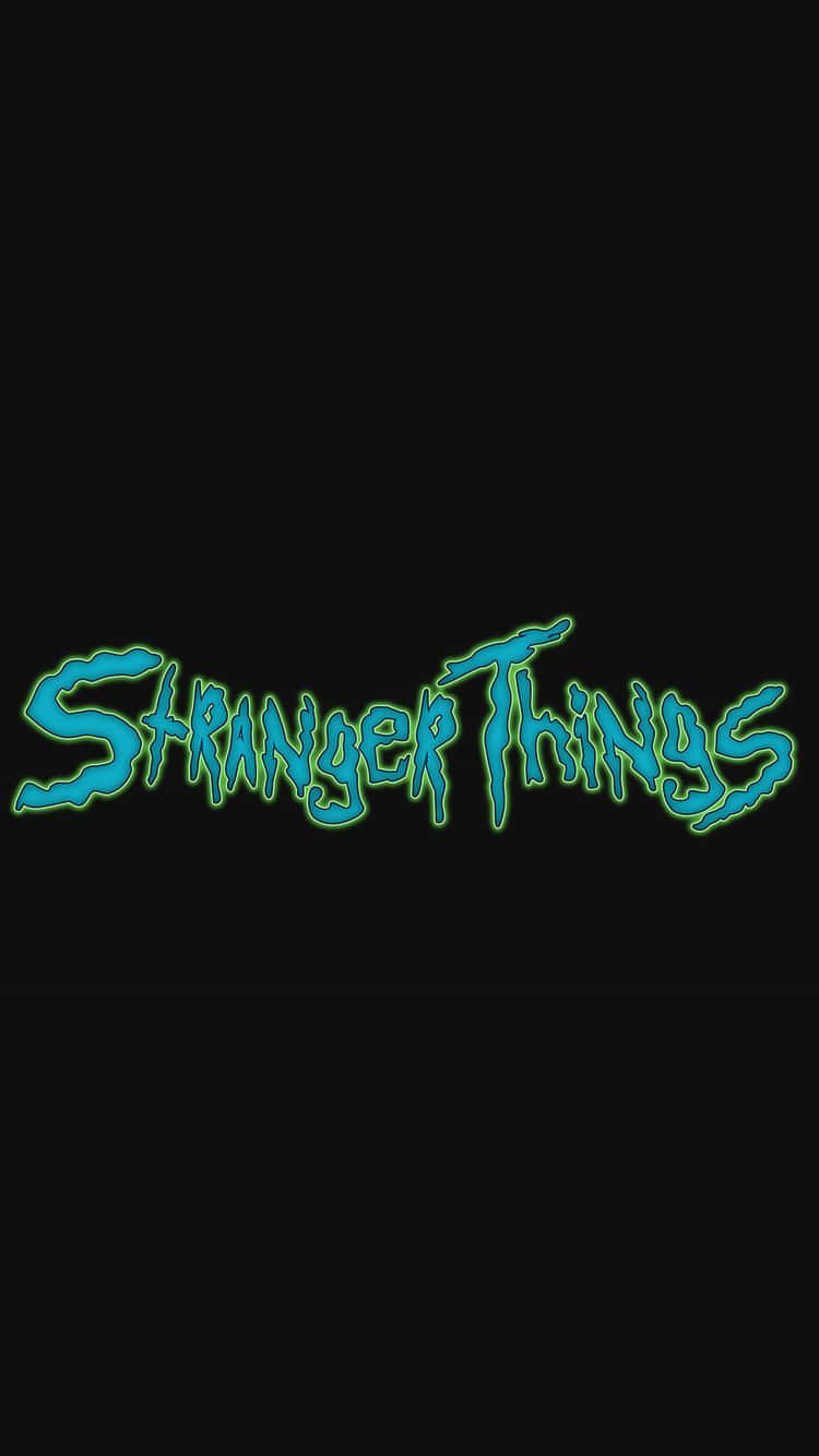 以創意iPhone表達自我 壁紙 — Stranger Things 標誌在純黑色背景上發出電光藍和綠色霓虹光芒。