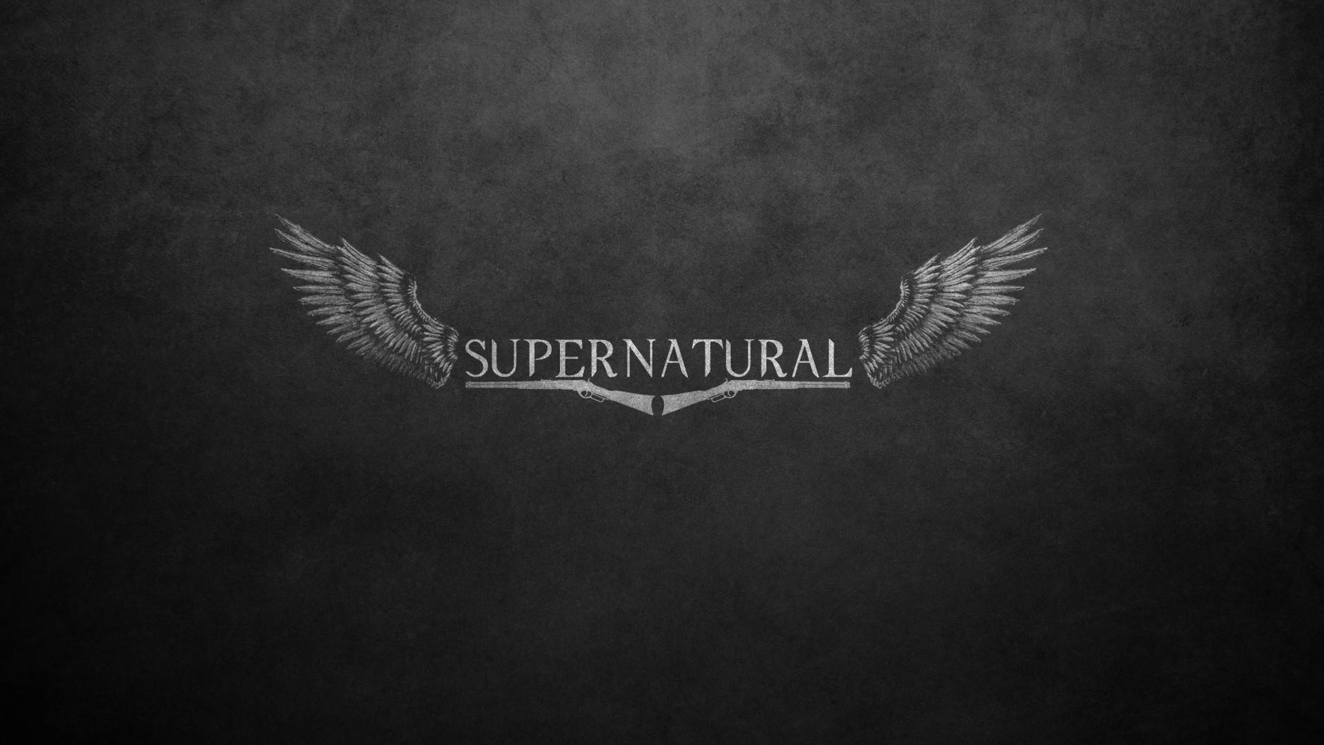 深色紋理背景上帶翅膀嘅Supernatural標誌