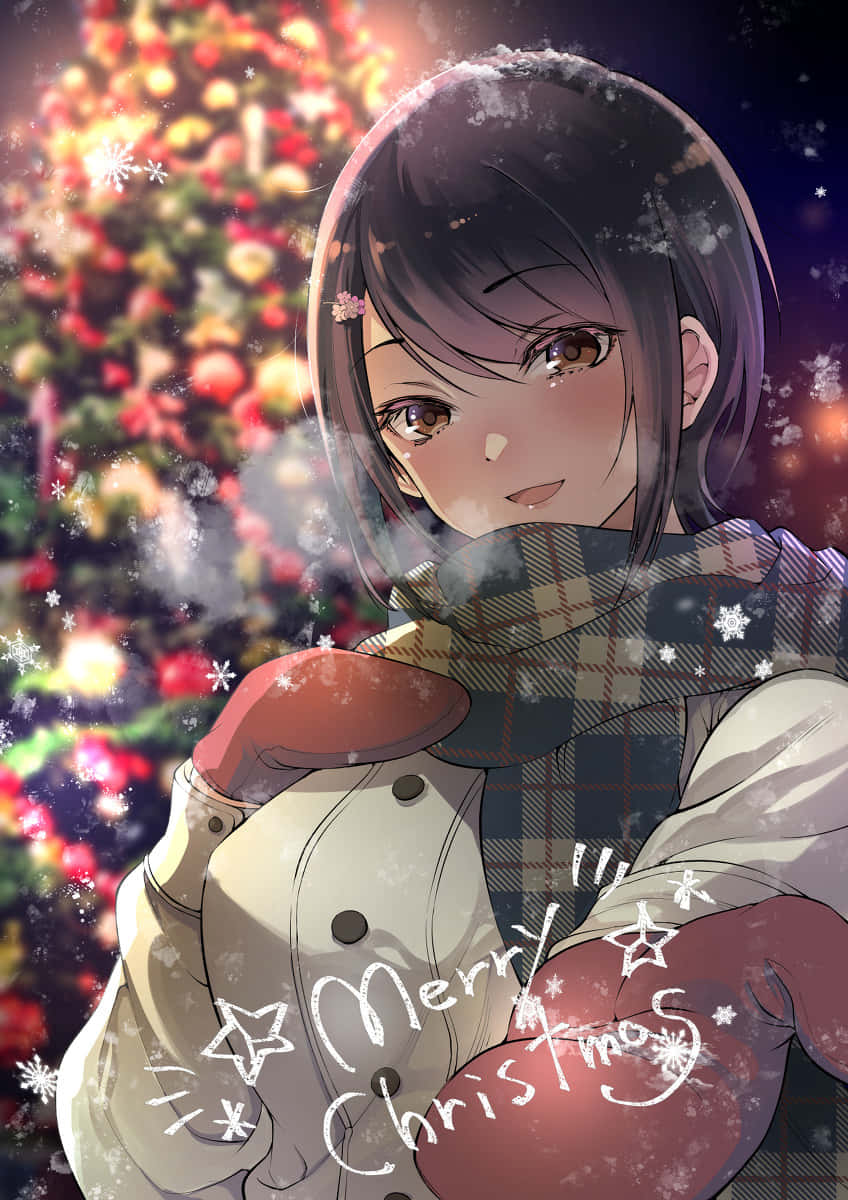 以動漫風格慶祝節日 壁紙 — 一個開心的動漫女孩穿著冬季外套和圍巾，在閃爍的聖誕樹旁溫暖地微笑，雪花在她周圍飄落。