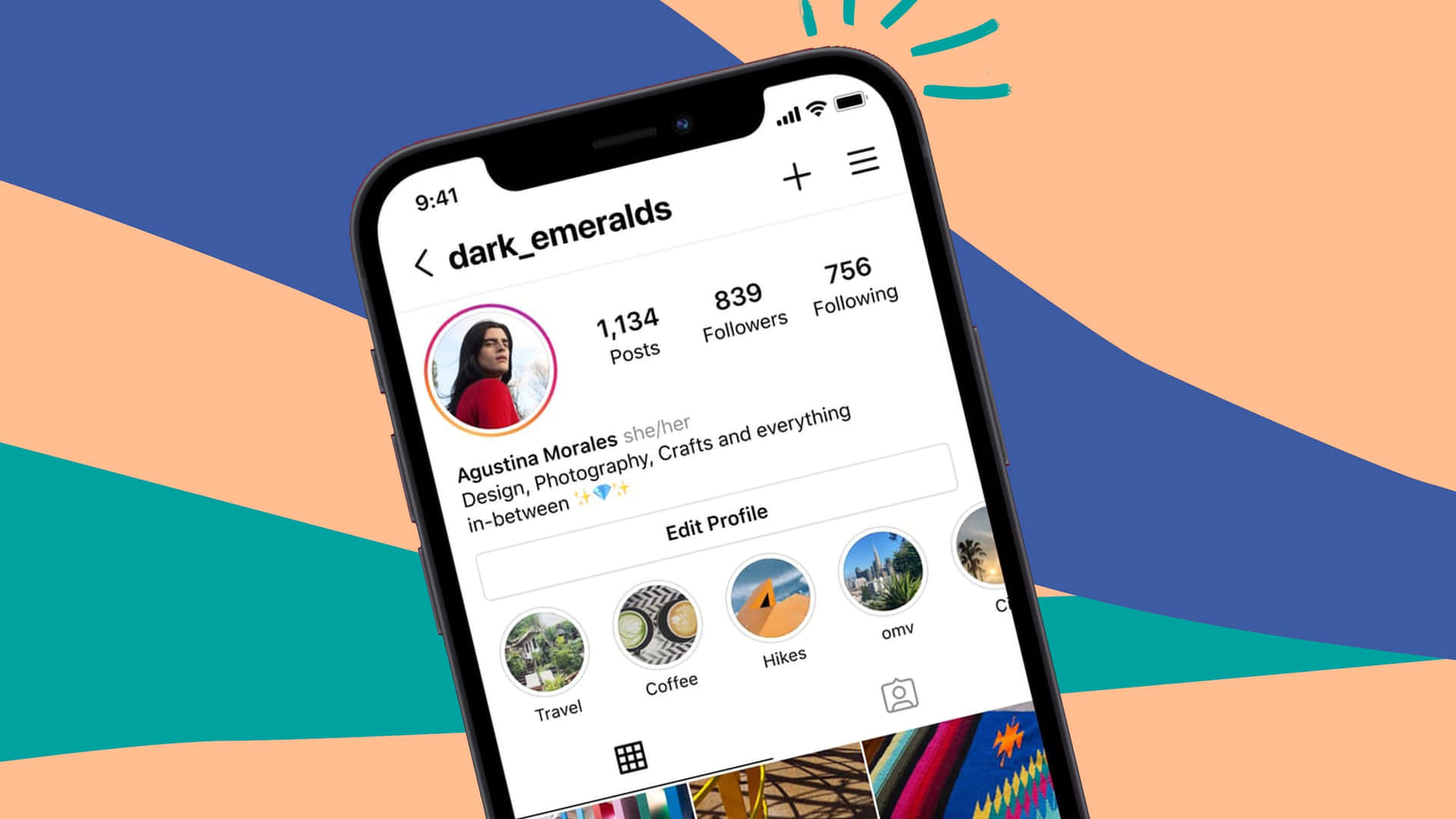 智能手機在彩色抽象背景前顯示Instagram個人資料。