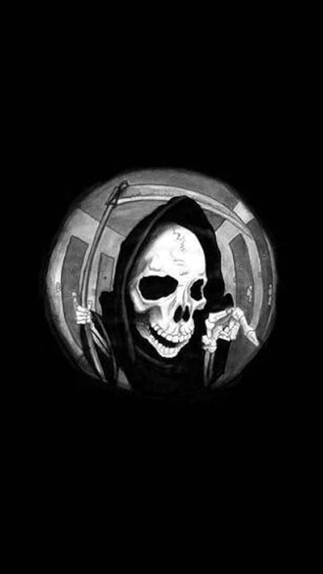 一個戴著連帽斗篷和鐮刀的死神骷髏頭，透過圓形窗戶可見。