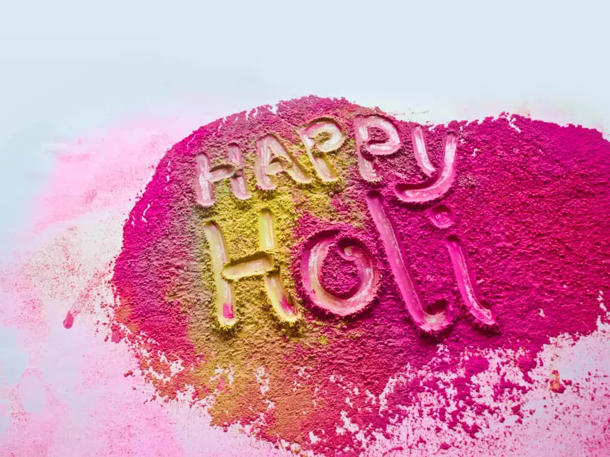 Happy Holi 用彩色粉末寫在粉彩背景上