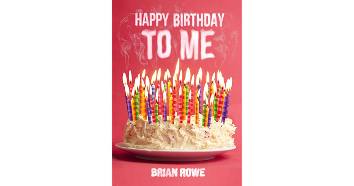 生日蛋糕，上面有點燃蠟燭，並在粉紅色背景上寫有「Happy Birthday to Me」文字。