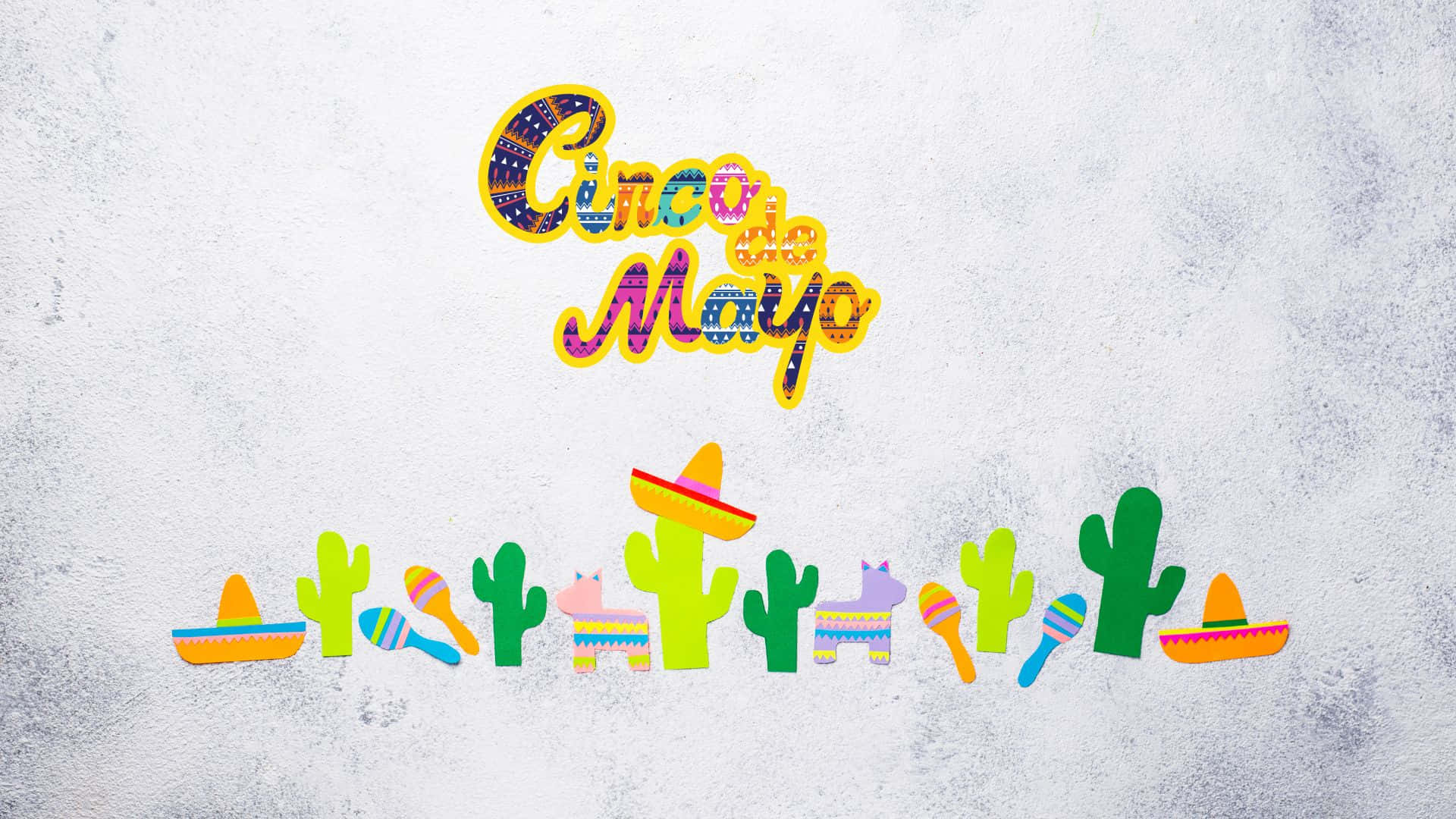 以嘉年華方式慶祝五月五日！ 壁紙 — 充滿活力的 Cinco de Mayo 慶祝圖案，包括色彩繽紛的墨西哥闊邊帽、仙人掌和沙槌，背景為紋理灰色。