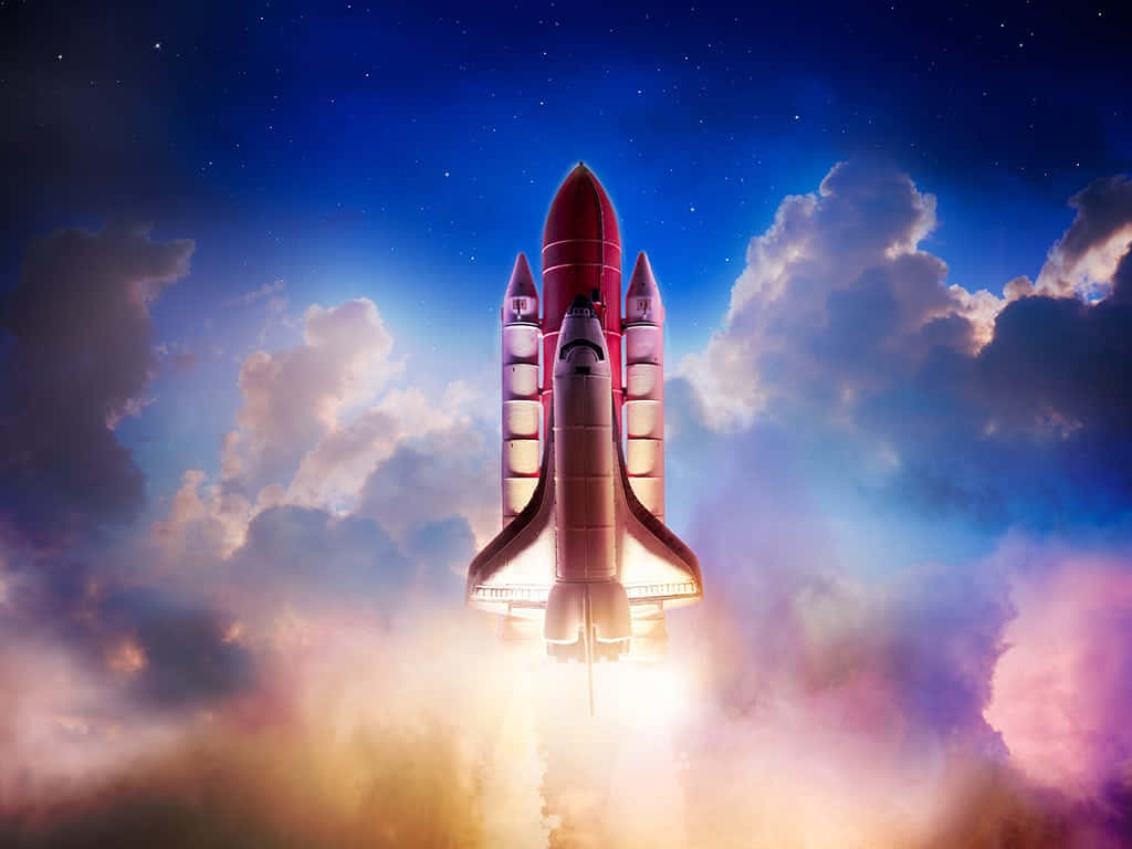 以壯觀發射照亮夜空 壁紙 — 一架紅色太空穿梭機在繁星點點的暮色天空中，穿過色彩繽紛的雲層向上發射。