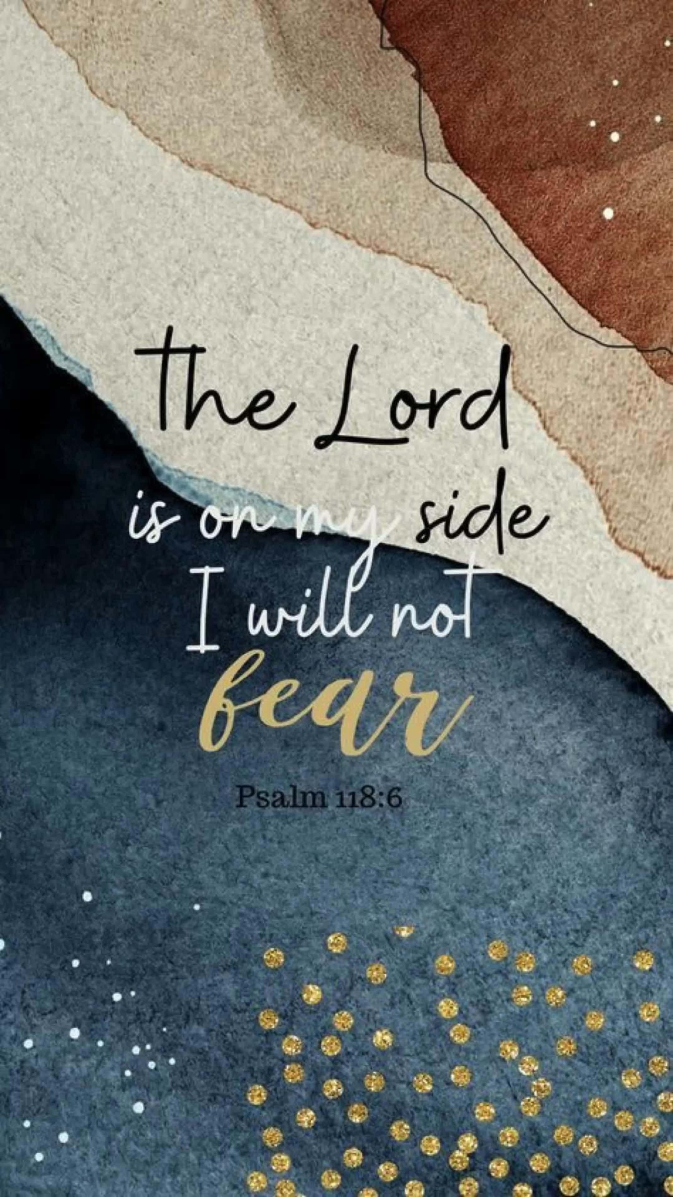 Bible Verse iPhone 桌布 壁紙 — 以大地色調的水彩抽象背景，金色和白色字體呈現經文「主在我身邊，我不會懼怕」。
