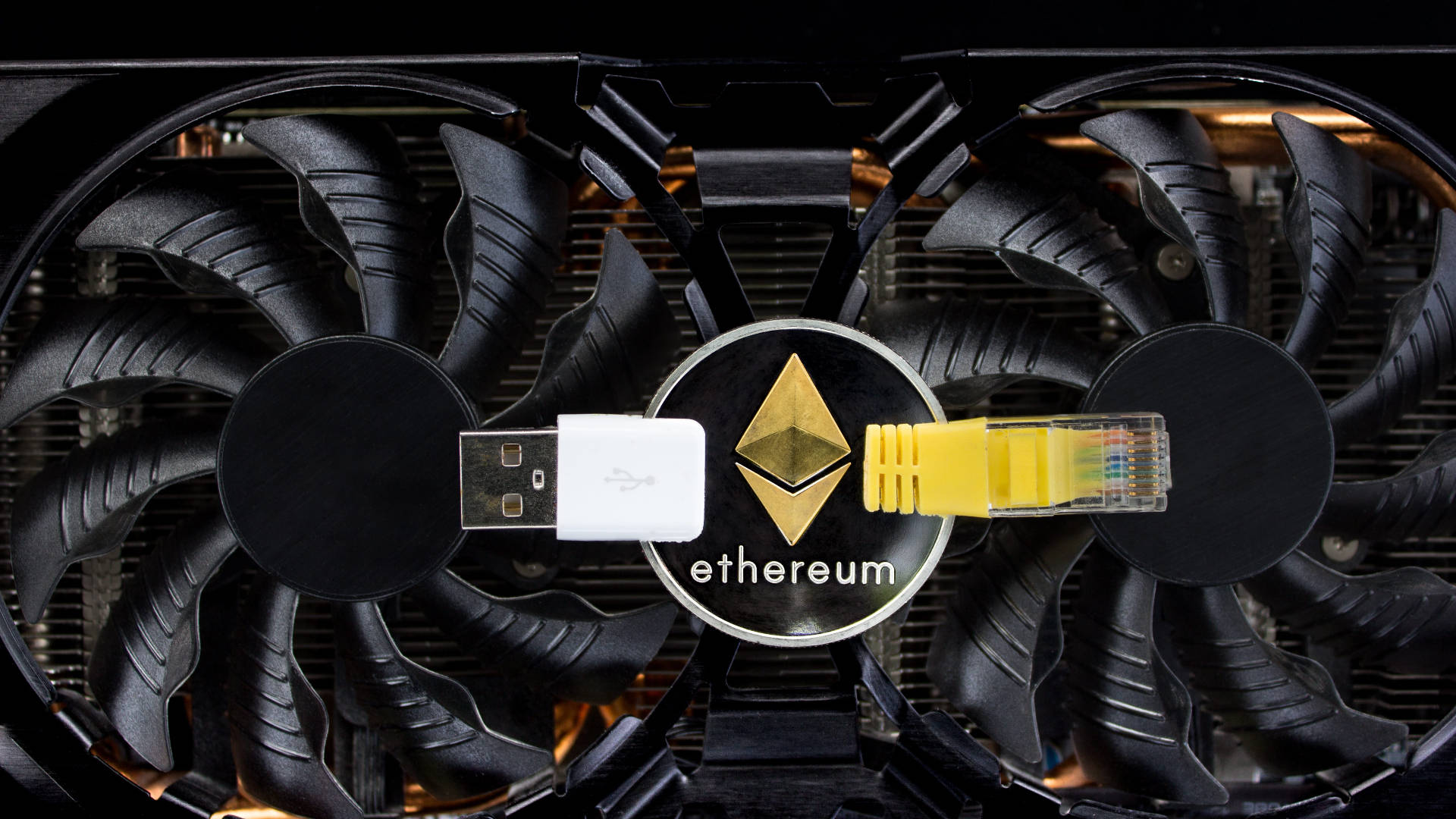 以太幣電腦風扇 壁紙 — 顯示卡特寫，USB 和乙太網線插入中央的以太坊標誌。