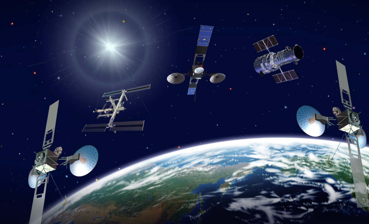 以太空衛星探索新世界 壁紙 — 衛星在星空背景下繞地球運行，燦爛的太陽將光芒投射在行星彎曲的地平線上。