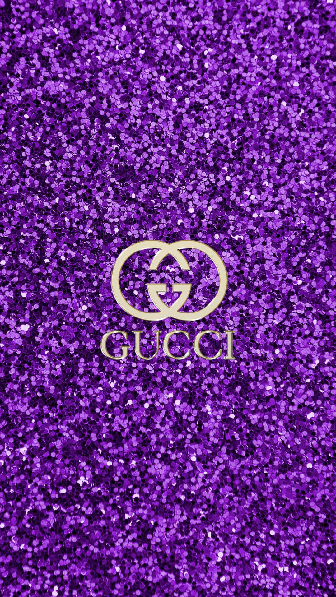 以奢華紫調 Gucci 服飾展現尊貴氣質 壁紙 — 奢華的紫色閃粉背景，中央突出放置金色Gucci標誌。