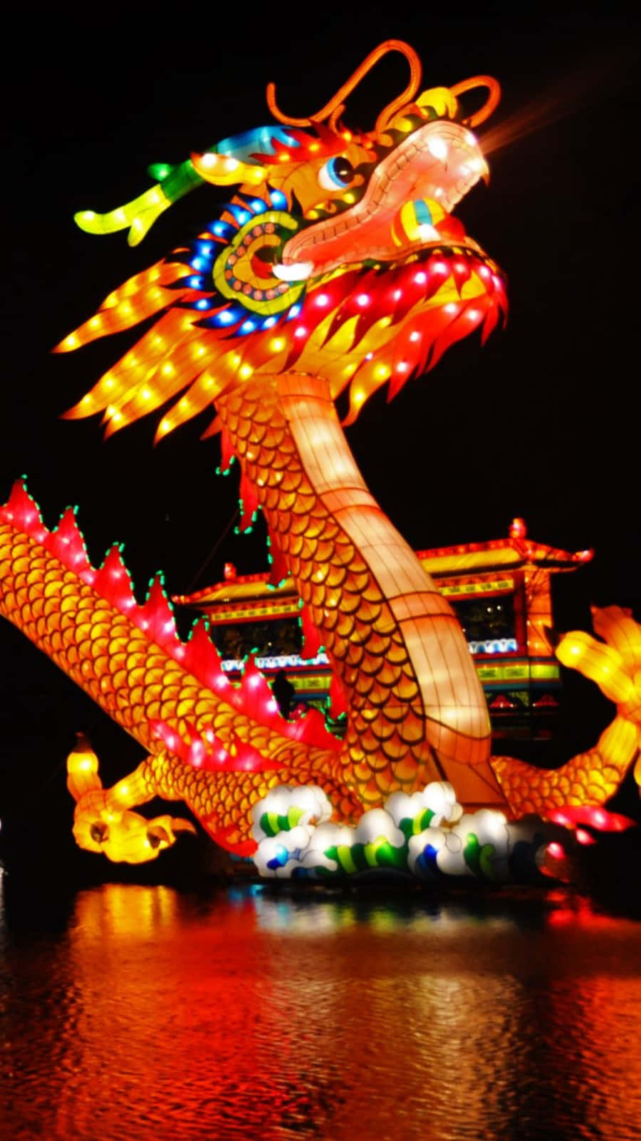 一盞發光的龍燈在節日期間夜間漂浮在水面上。