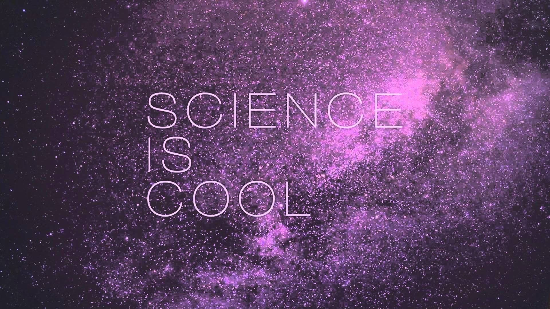 以好奇心揭開科學的奧秘 壁紙 — 粗體白色文字在閃爍的紫色宇宙星雲背景上寫著 science is cool。