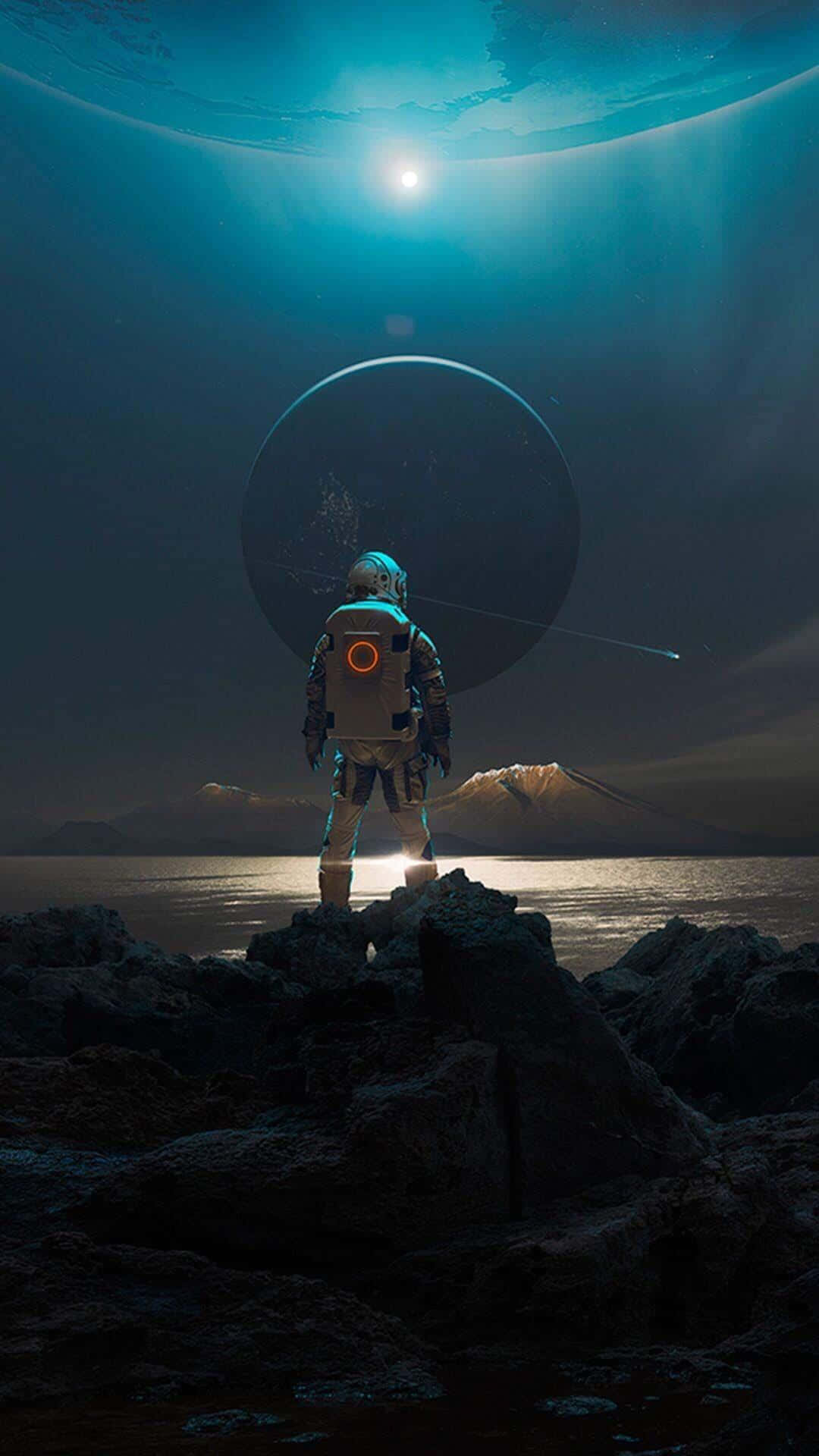 太空人在外星海岸觀看黃昏時發光的月亮和山脈。