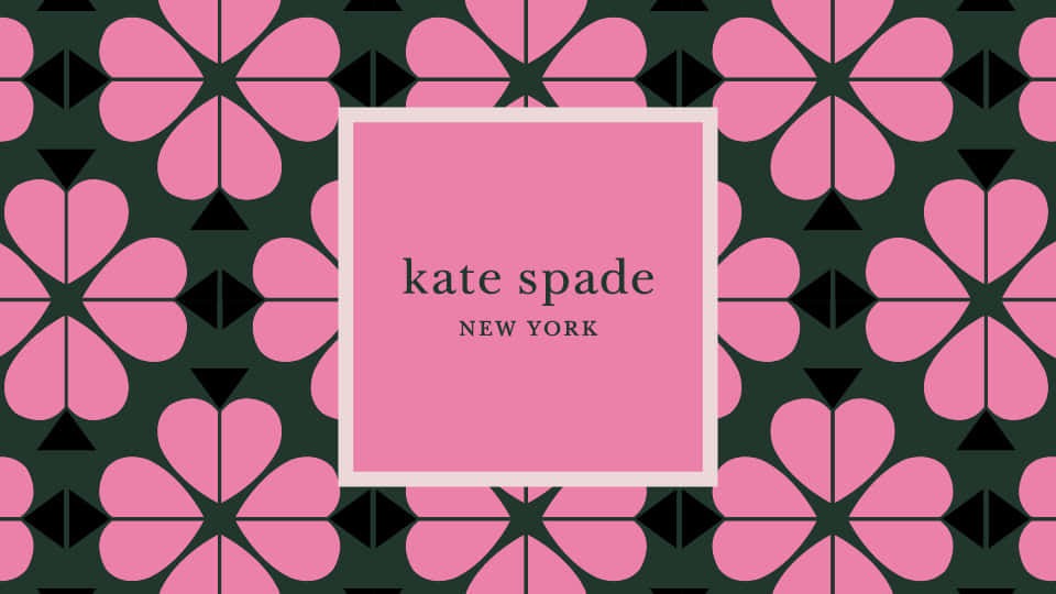以完美配件提升你的穿搭 壁紙 — 一個粉紅色正方形，中央有 kate spade new york 文字，背景為深綠色，帶有重複的粉紅色花卉圖案。