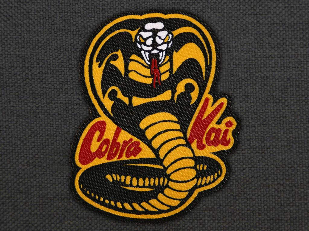 Cobra Kai 徽章，深灰色布料上有刺繡蛇。