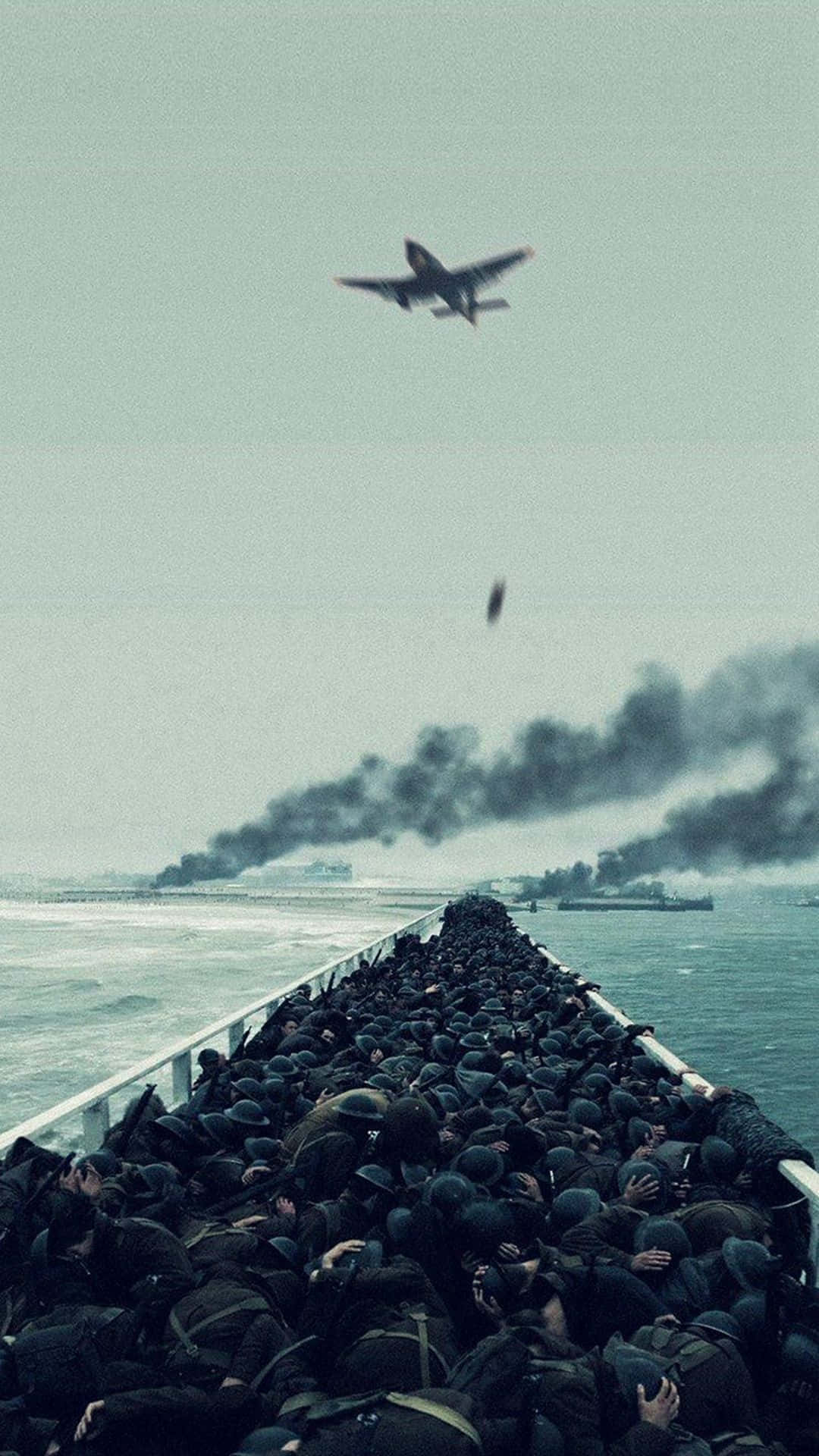 船上的士兵正在逃離，同時一架飛機在燃燒的船隻上方投下炸彈。