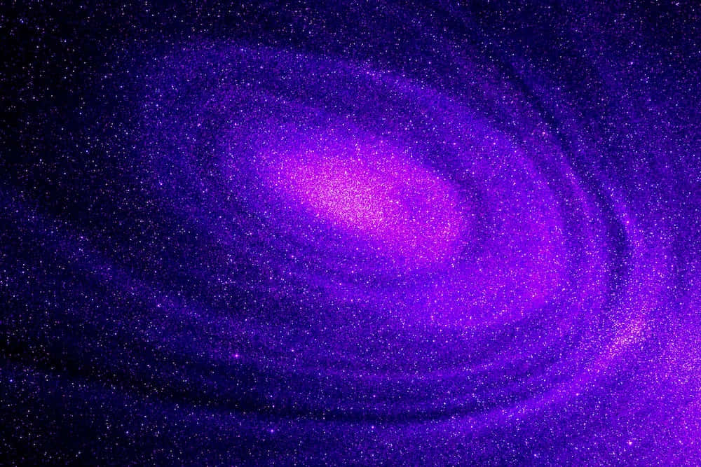 以寧靜而活力的紫色太空背景探索宇宙之美 壁紙 — 一個迷人的螺旋星系，在繁星點點的宇宙背景下散發出充滿活力的紫色和深藍色調。