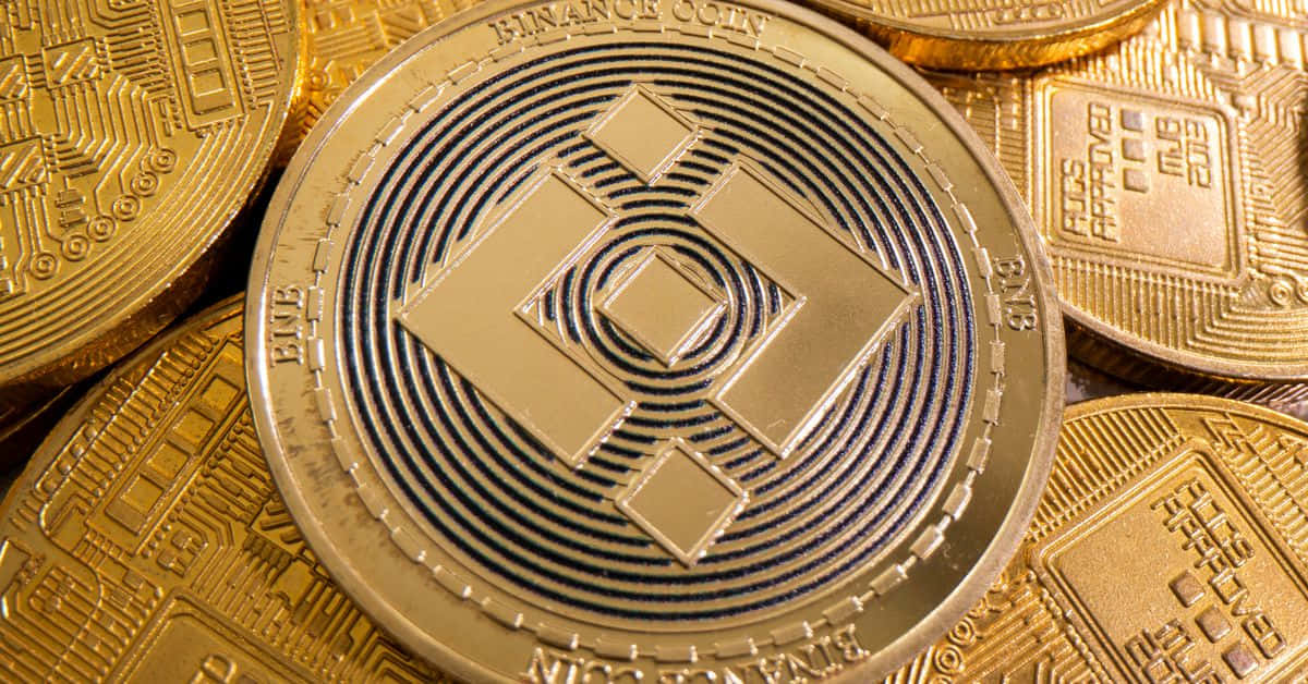 一堆金色加密貨幣代幣，帶有電路設計和雕刻文字。