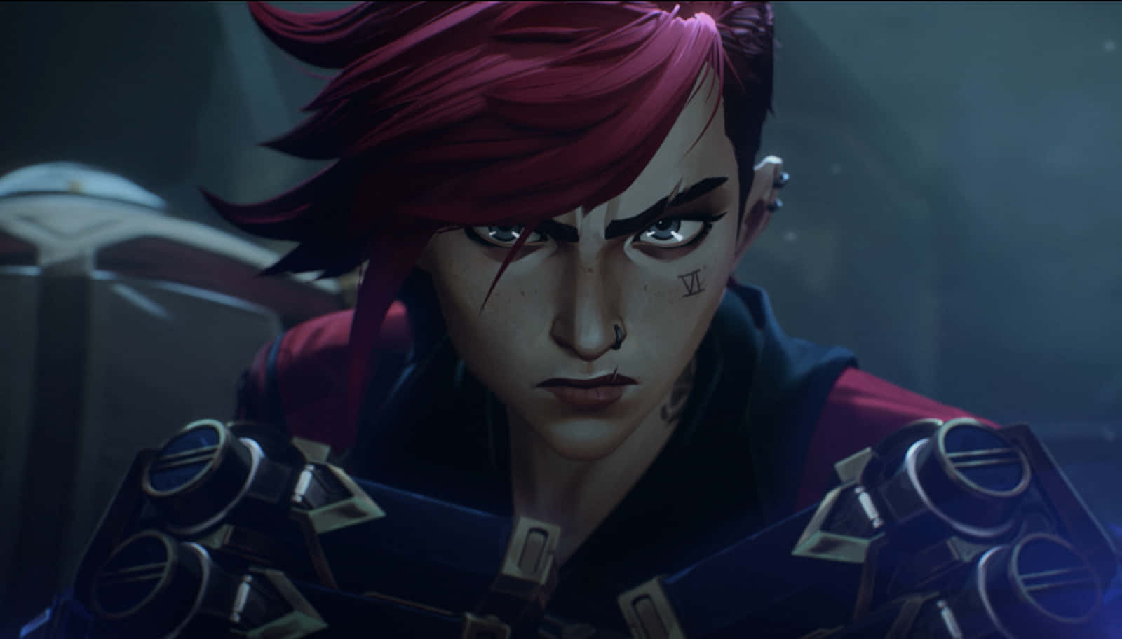 以強大魔法擊敗《Arcane》勢力 壁紙 — 一個擁有深紅色頭髮和機械裝甲的兇猛動漫角色，在昏暗的工業環境中強烈凝視。