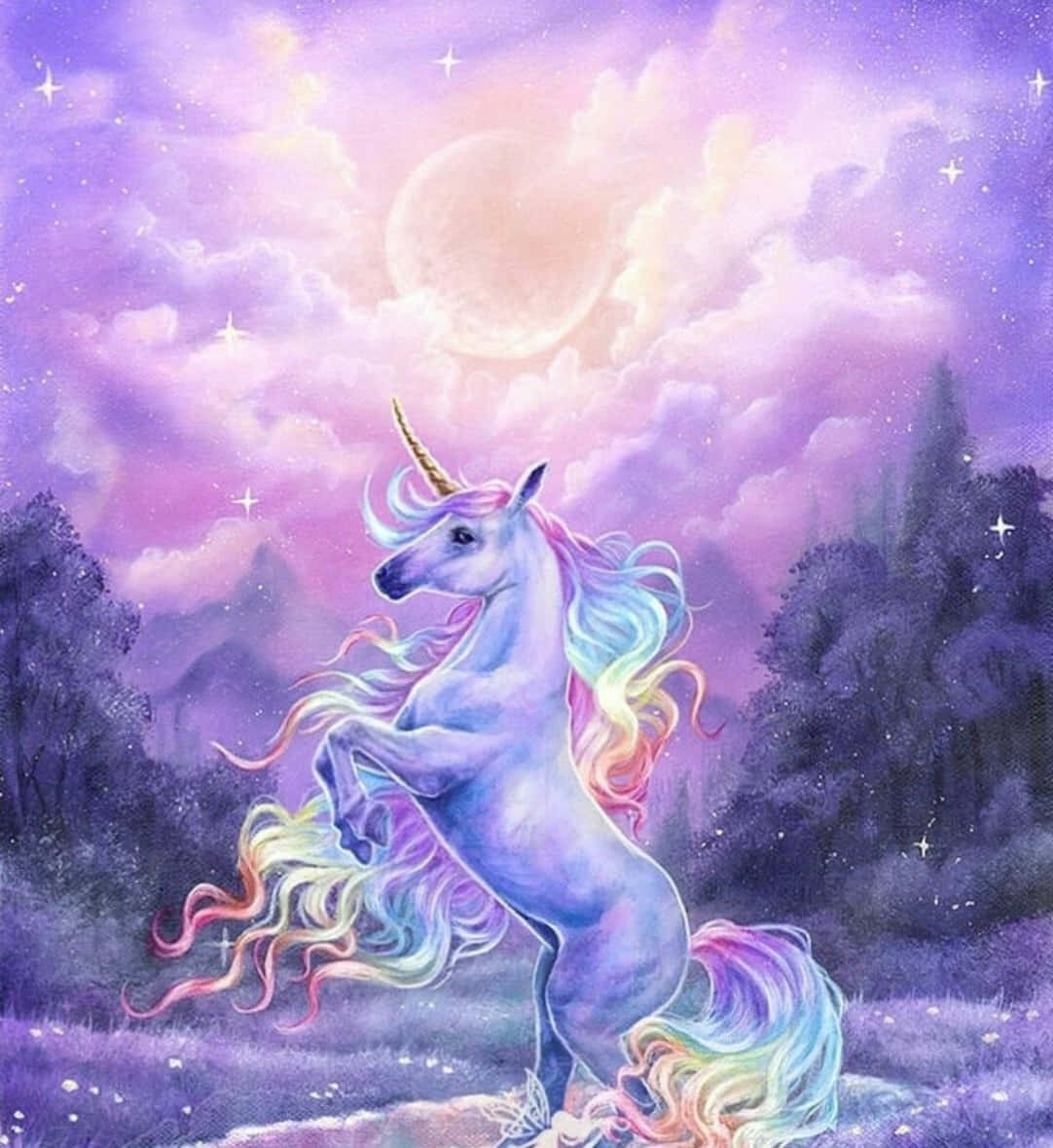 一匹發光的獨角獸，擁有彩虹鬃毛，站在滿月下的神秘紫色森林中。