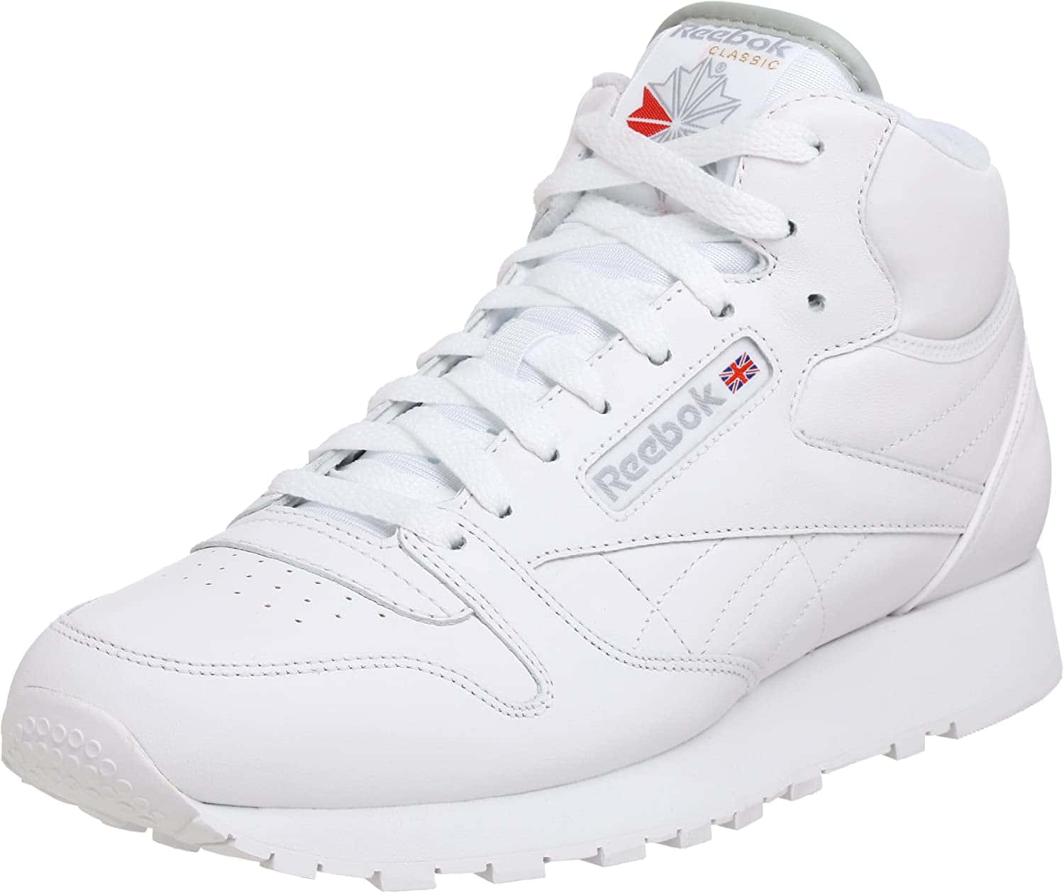 以彪馬啟動健身之旅 壁紙 — 一雙純白色的 Reebok Classic 高筒運動鞋，帶有微妙的灰色和紅色點綴，以及紋理橡膠鞋底。