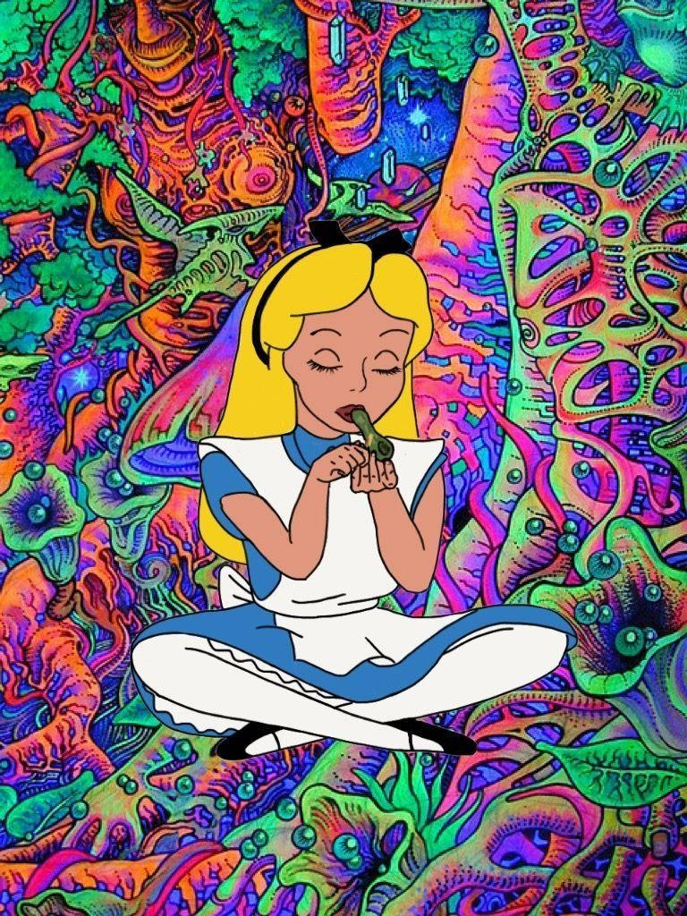 愛麗絲夢遊仙境在超現實迷幻森林中吹哨子。