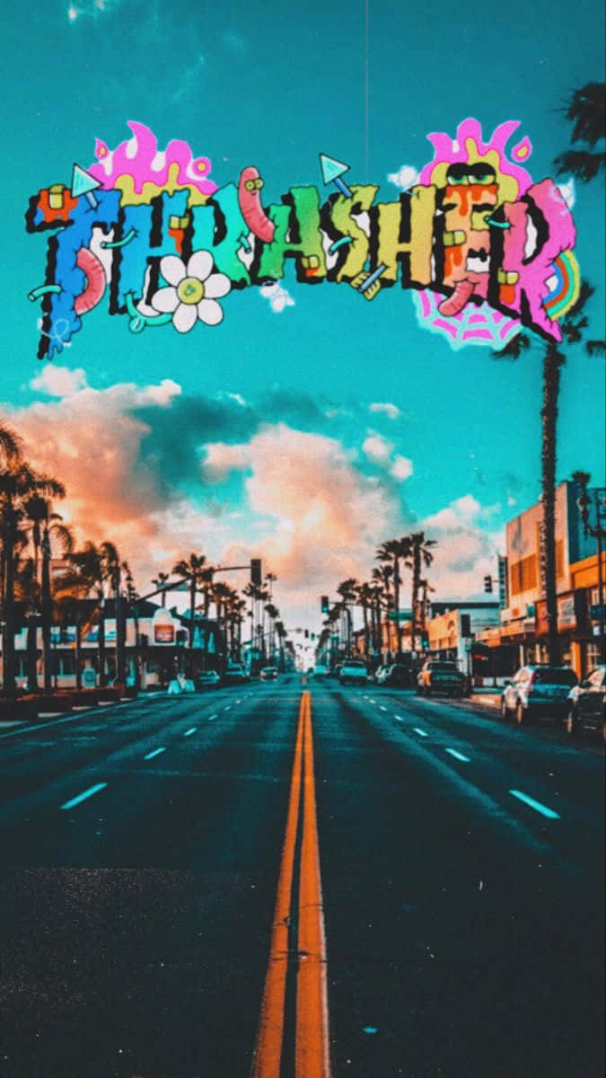 一條街道，棕櫚樹和色彩繽紛的THRASHER標誌映襯著日落天空。