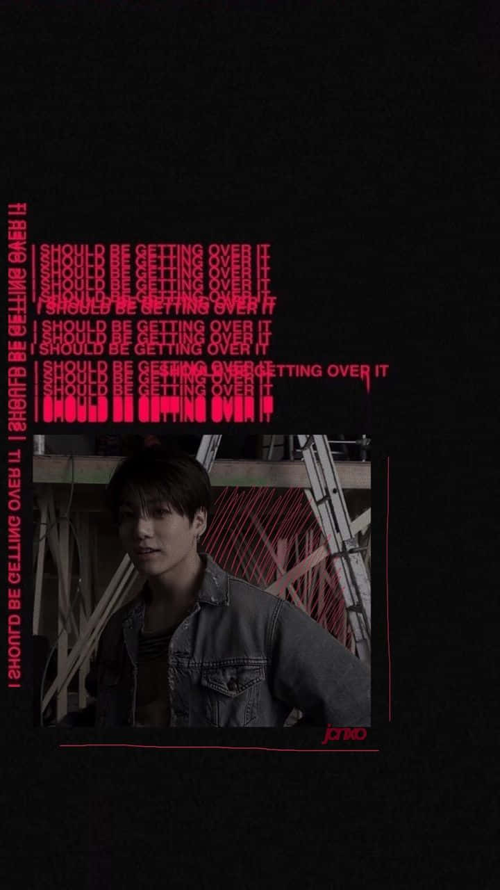 年輕男子穿著牛仔外套，帶有重複的粉紅色文字覆蓋層，寫著「I SHOULD BE GETTING OVER IT」。
