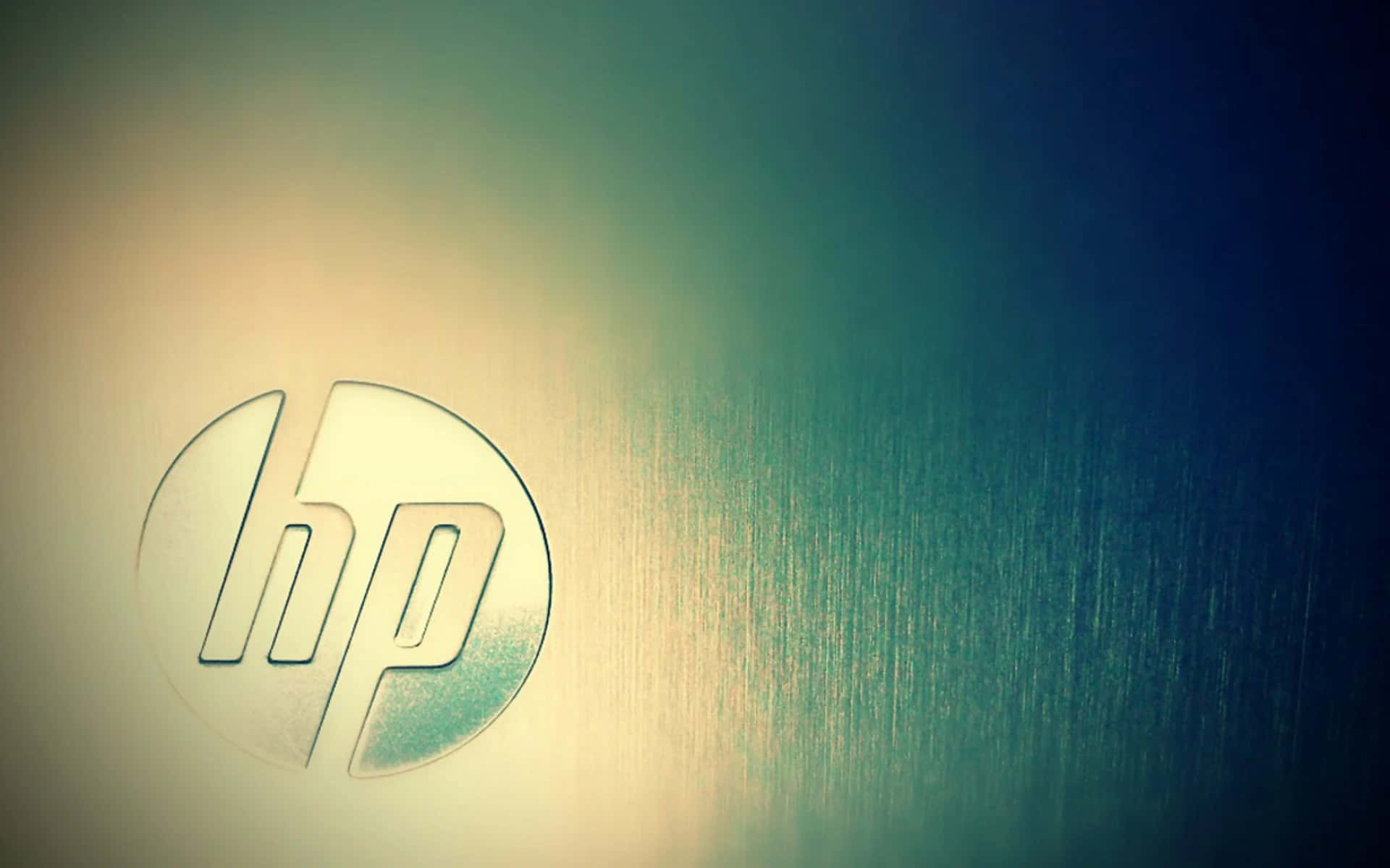 拉絲金屬上的 HP 標誌，帶有青綠色和金色漸變燈光。