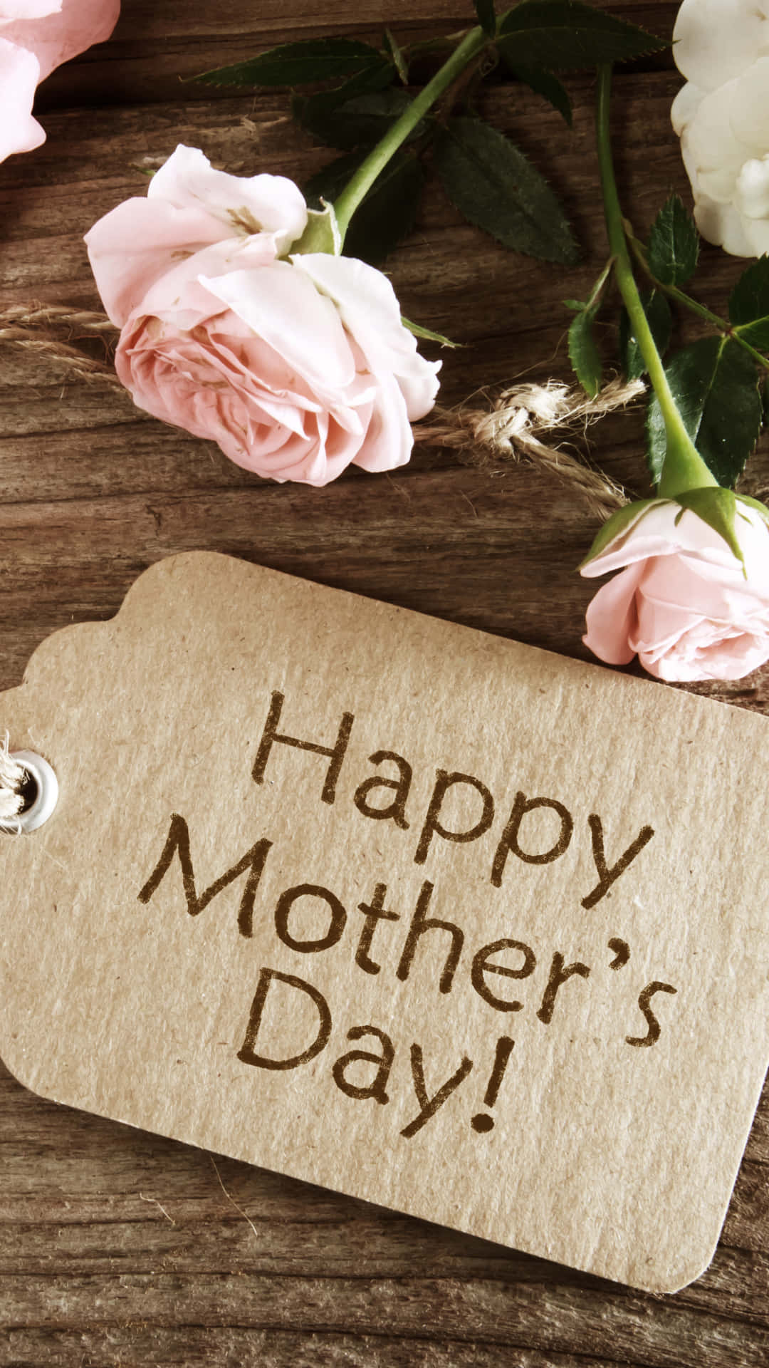 Happy Mother's Day 標籤，帶有粉紅色和白色玫瑰，木質背景