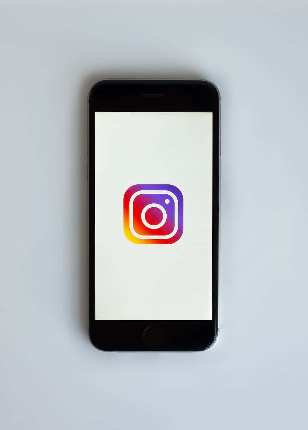 智能手機在白色屏幕上顯示Instagram應用程式標誌