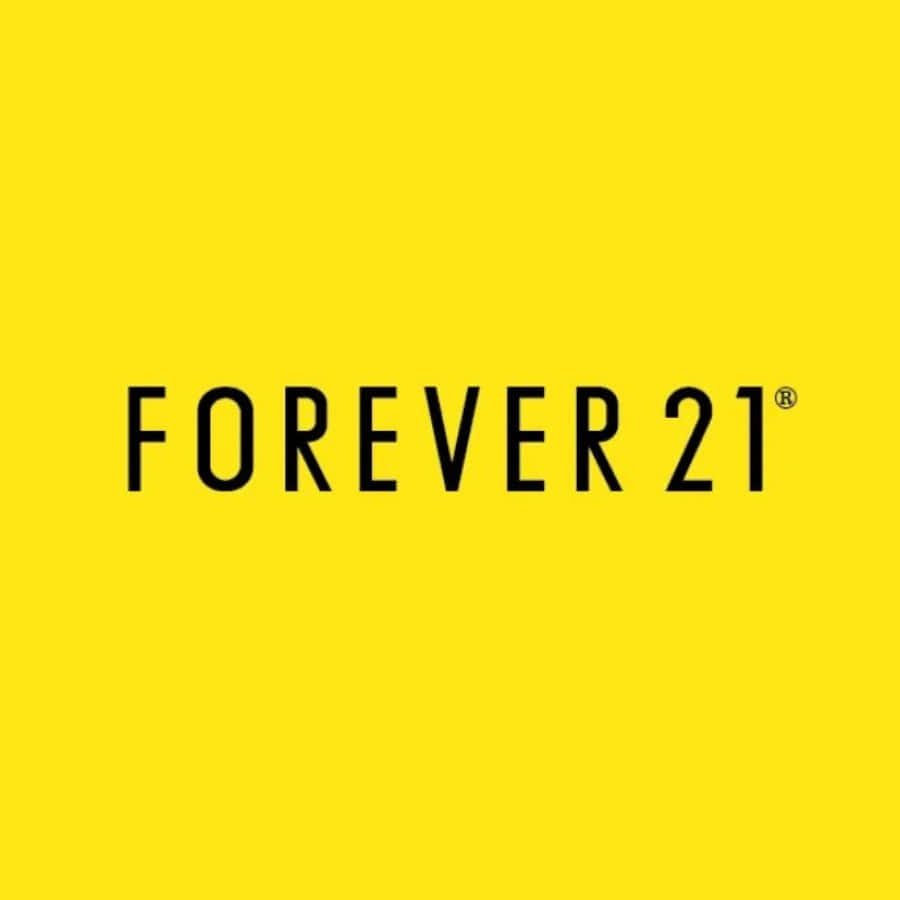 以時尚又實惠的風格，與Forever 21一起提升衣櫥品味 壁紙 — 大膽的黑色 Forever 21 標誌居中在鮮豔的黃色背景上。